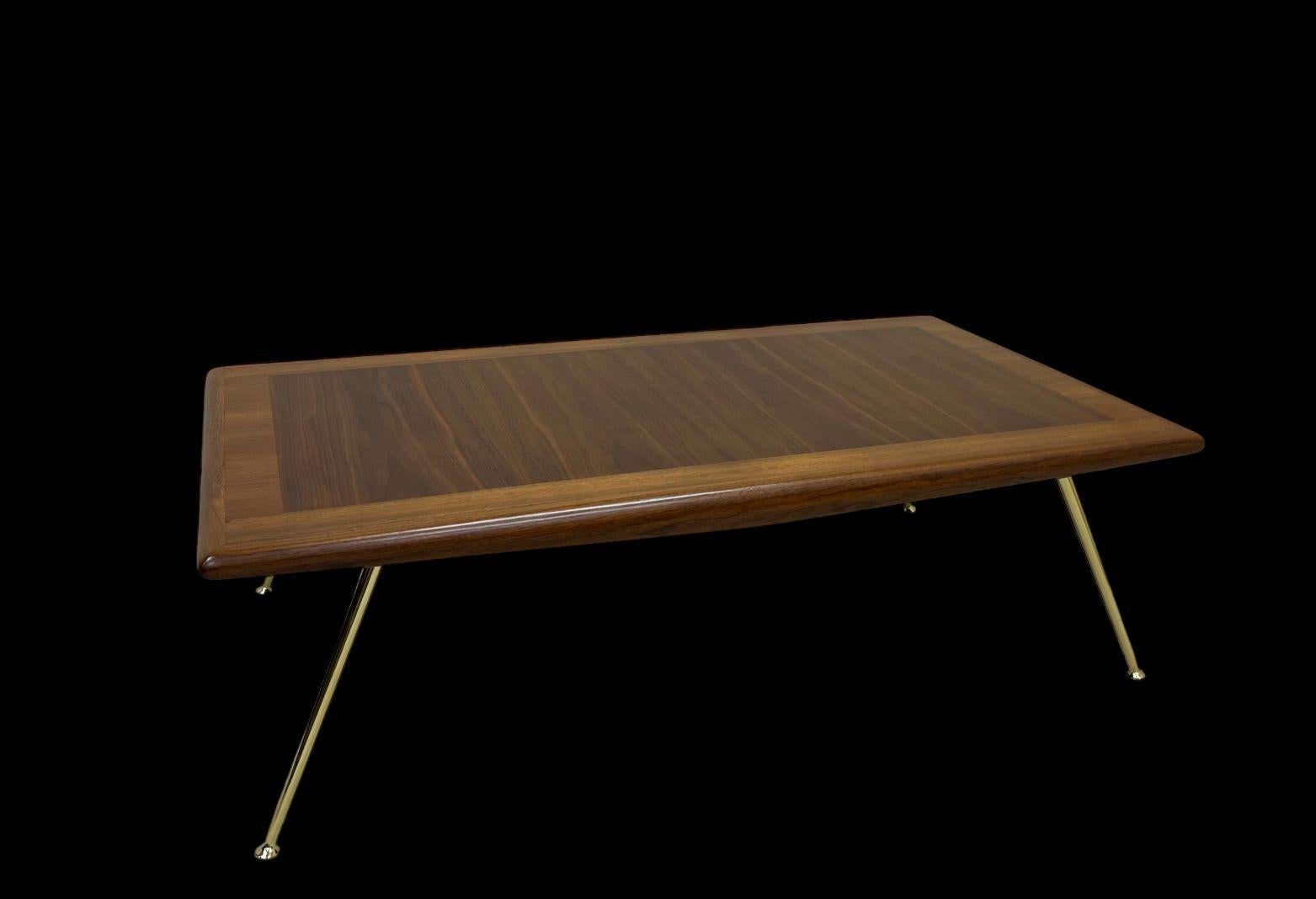 A stellar T.H. Tavolino da caffè in noce Robsjohn-Gibbings del metà secolo Modello 1786 Circa 1955 di Widdicomb. Noce intarsiato sapientemente lavorato su solide gambe affusolate in ottone lucido. Restaurata professionalmente e pronta per
