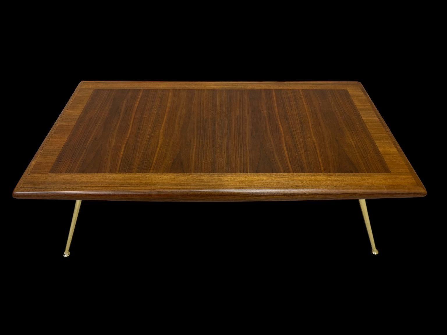 Impiallacciato T.H. Tavolino da caffè in noce Robsjohn-Gibbings del metà secolo Modello 1786 Circa 1955 in vendita