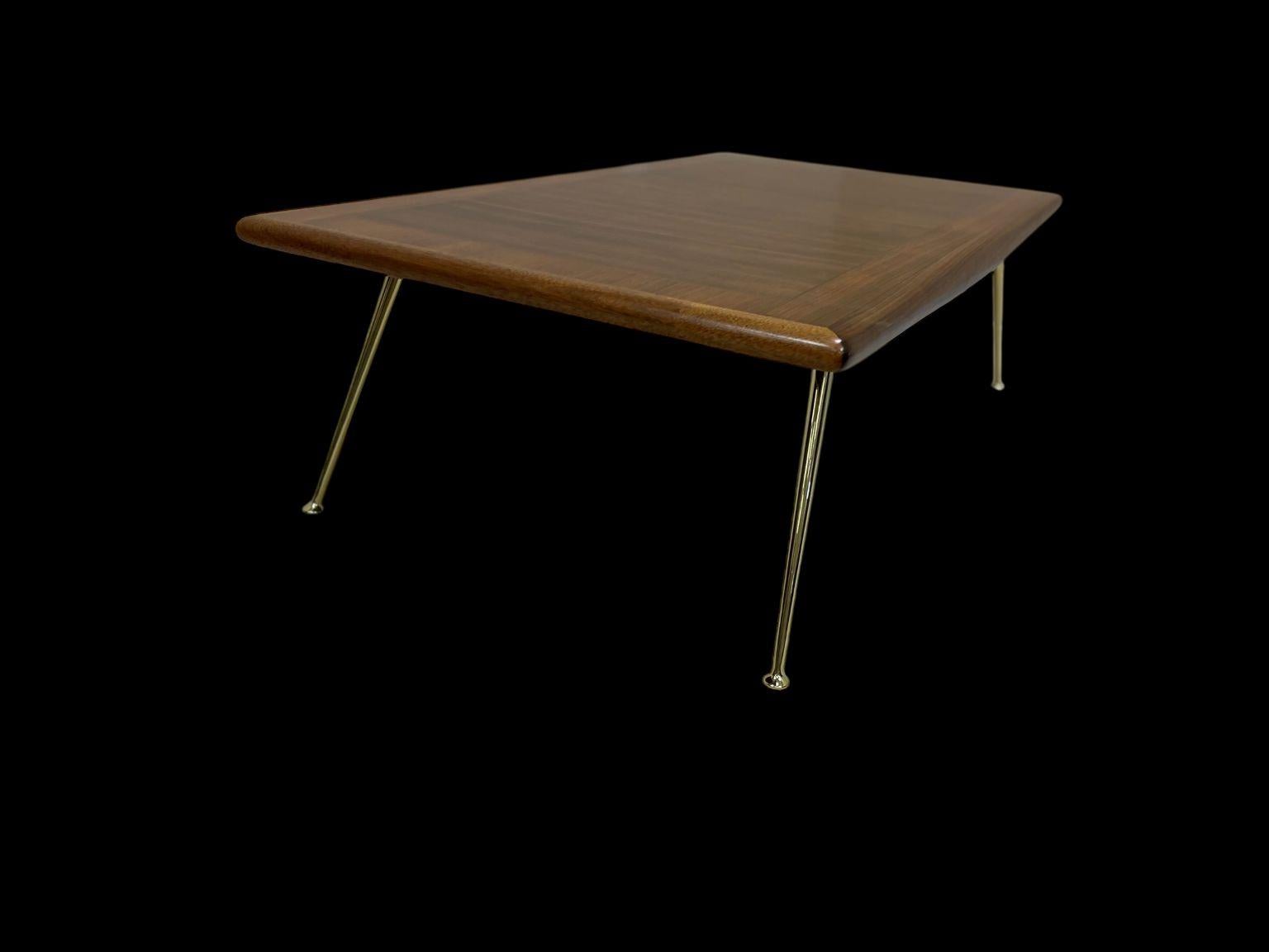 Metà XX secolo T.H. Tavolino da caffè in noce Robsjohn-Gibbings del metà secolo Modello 1786 Circa 1955 in vendita