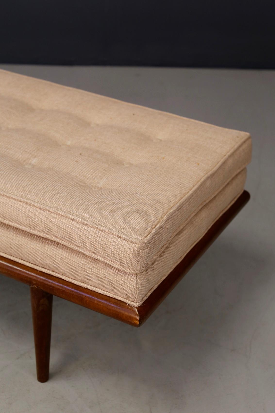 Elegant chaise lounge designed by American designer T.H. Robsjohn-Gibbings for Widdicomb Furniture Co., circa 1955. Impeccable finishes.
The chaise lounge have been restored. Its cover is in beige Italian cotton fabric. The structure is in walnut