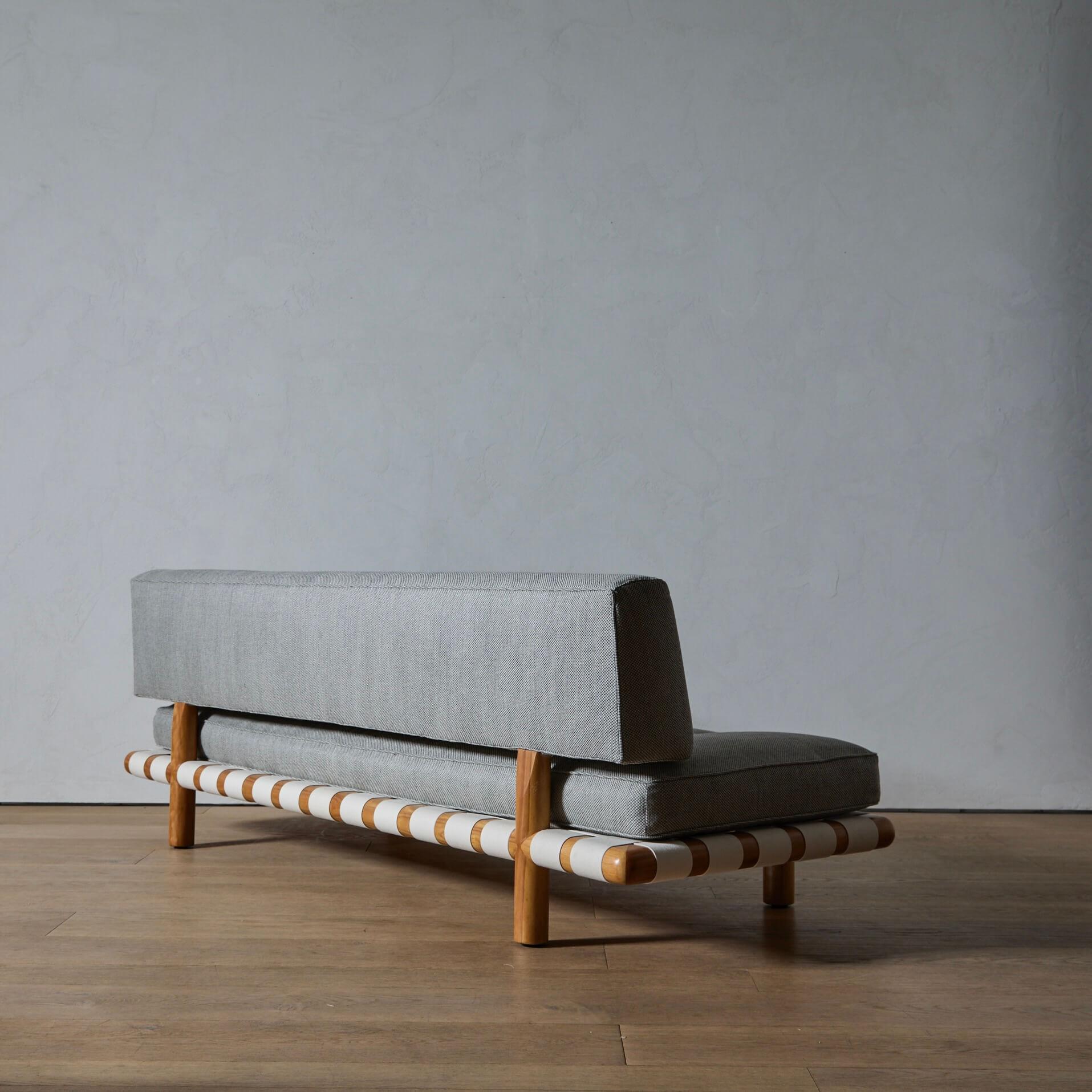 T.H. By Design/One (1905-1976) était un architecte et un créateur de meubles d'origine britannique connu pour avoir mélangé le design classique et l'Art déco afin de créer un style qu'il a baptisé 