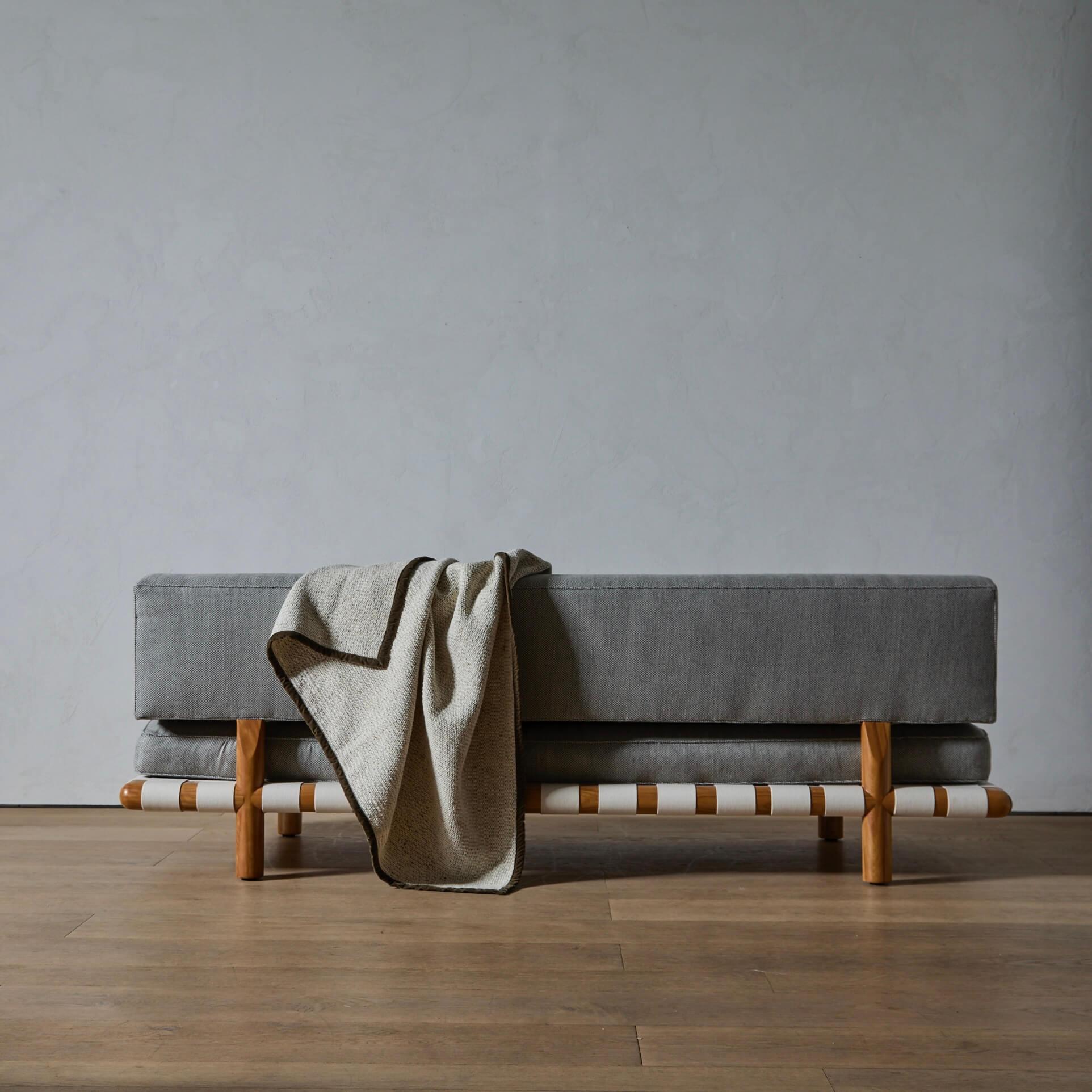T.H. Robsjohn-Gibbings Model No No 1711 Sofa Bon état - En vente à Long Island City, NY