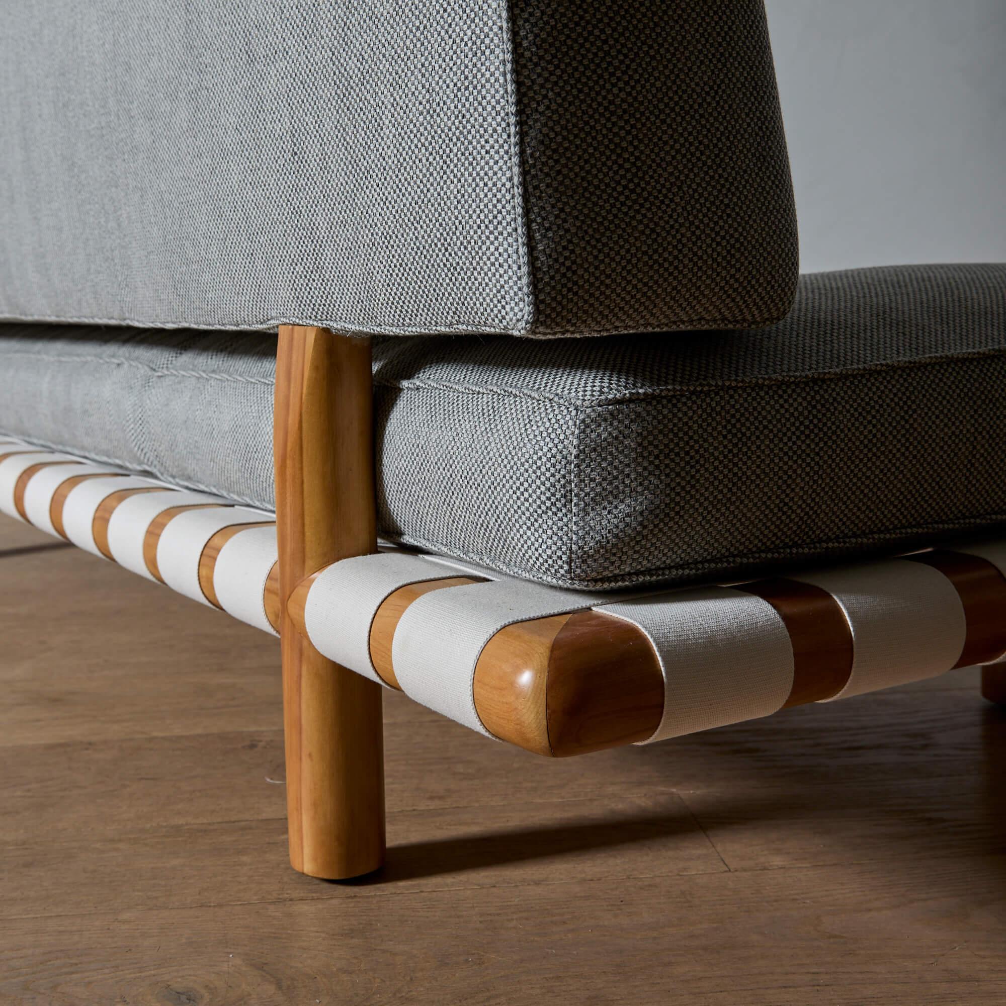 20ième siècle T.H. Robsjohn-Gibbings Model No No 1711 Sofa en vente