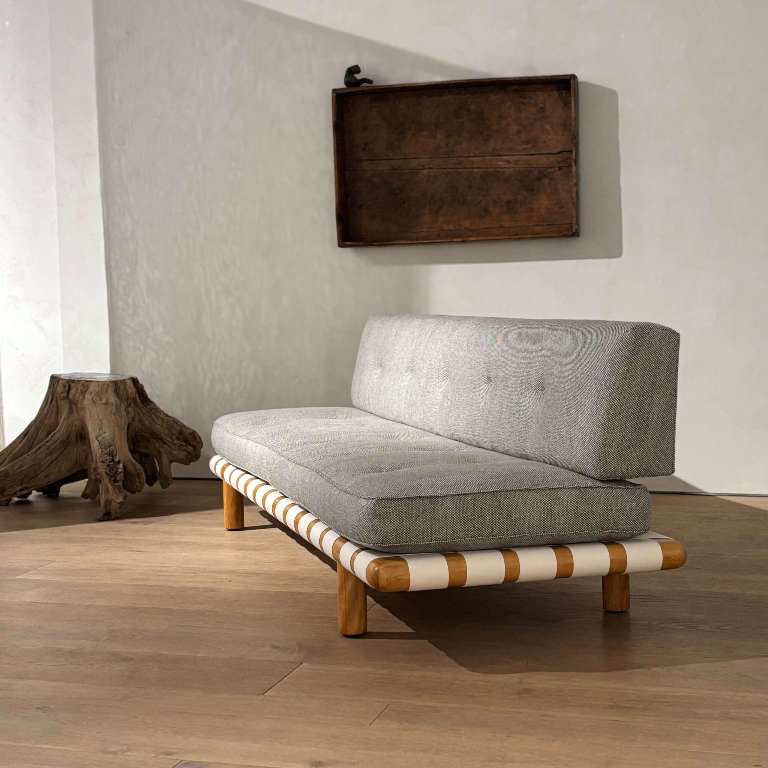 T.H. Robsjohn-Gibbings Model No No 1711 Sofa en vente 2