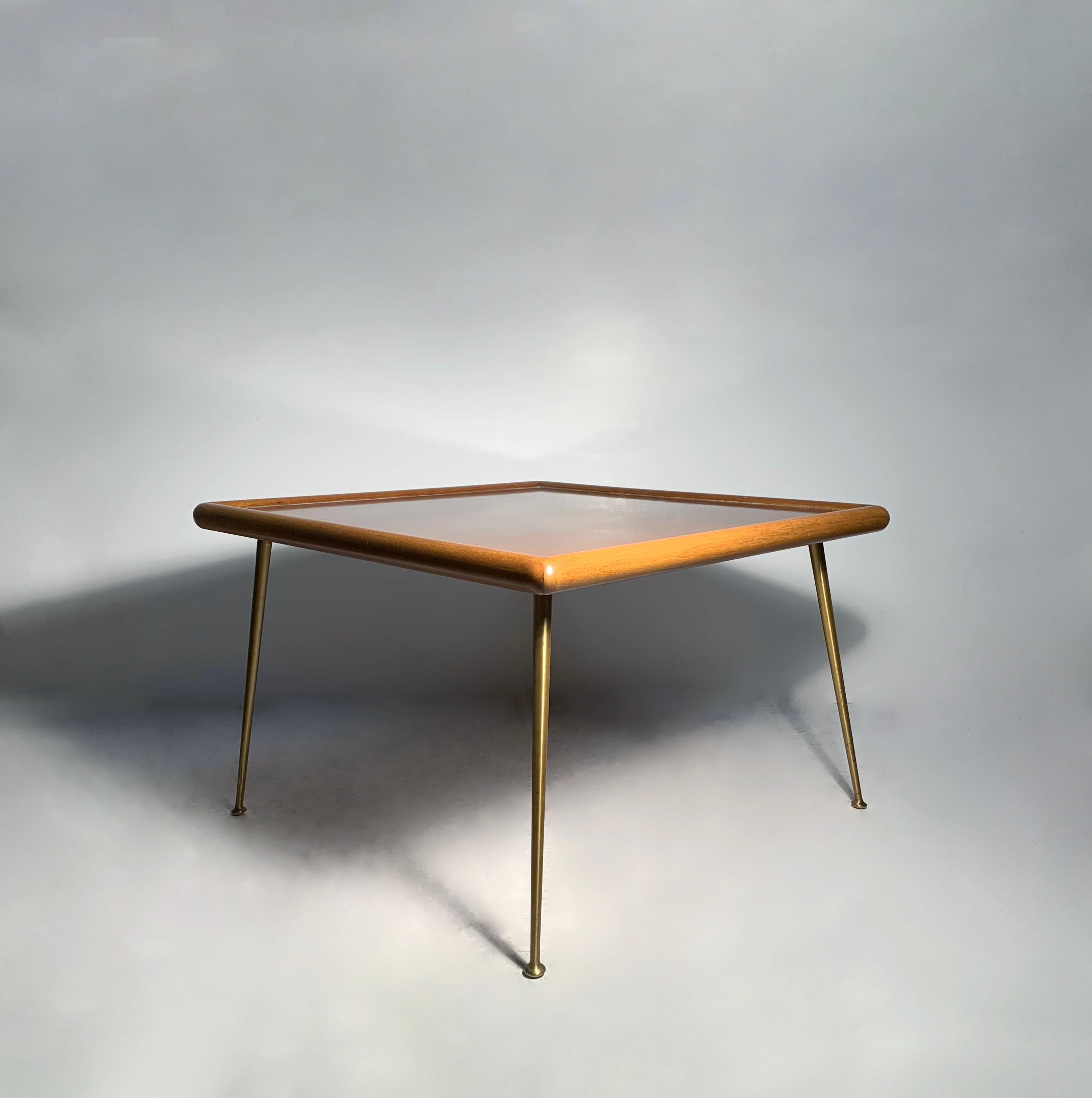 T.H. Robsjohn Gibbings Occasional Side / End Table for Widdicomb. Un modèle rarement vu. Peut être utilisé comme une belle table d'appoint ou placé dans un espace de vie comme une table d'appoint latérale.  Magnifique grain de bois. Il est vendu