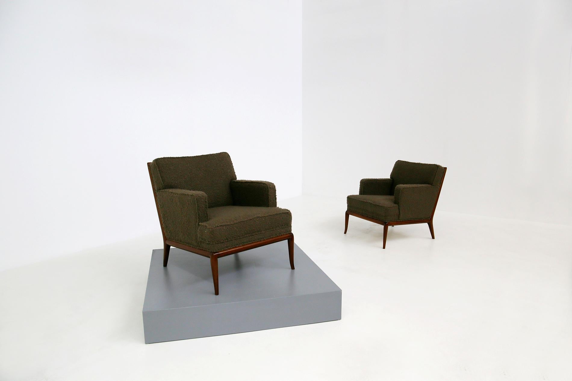 Elegant pair of lounge chairs by T.H. Robsjohn-Gibbings from the 1950s for Widdicomb, American. The pair of armchairs has been restored in an elegant brown bouclé fabric. Its structure is made of skilfully worked walnut wood. Its feet have a