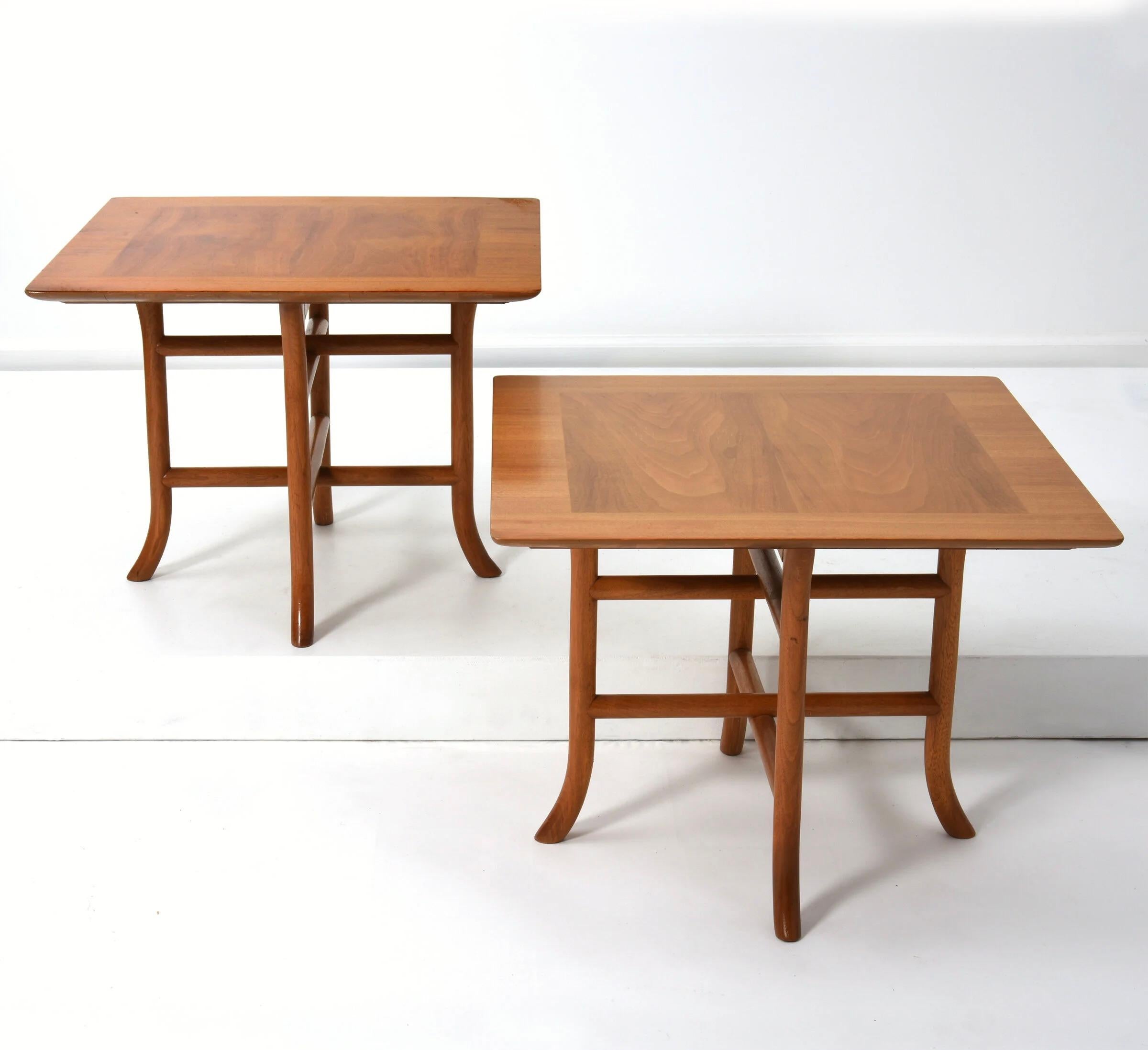 Paire de tables d'appoint Robsjohn Gibbings à pied sabre 1950
Modèle 3335 pour Widdicomb
USA vers 1950

Petites tables d'appoint en acajou blanchi avec une rare base à double traverse et des pieds en sabre
Surfaces en grain assorti au livre avec