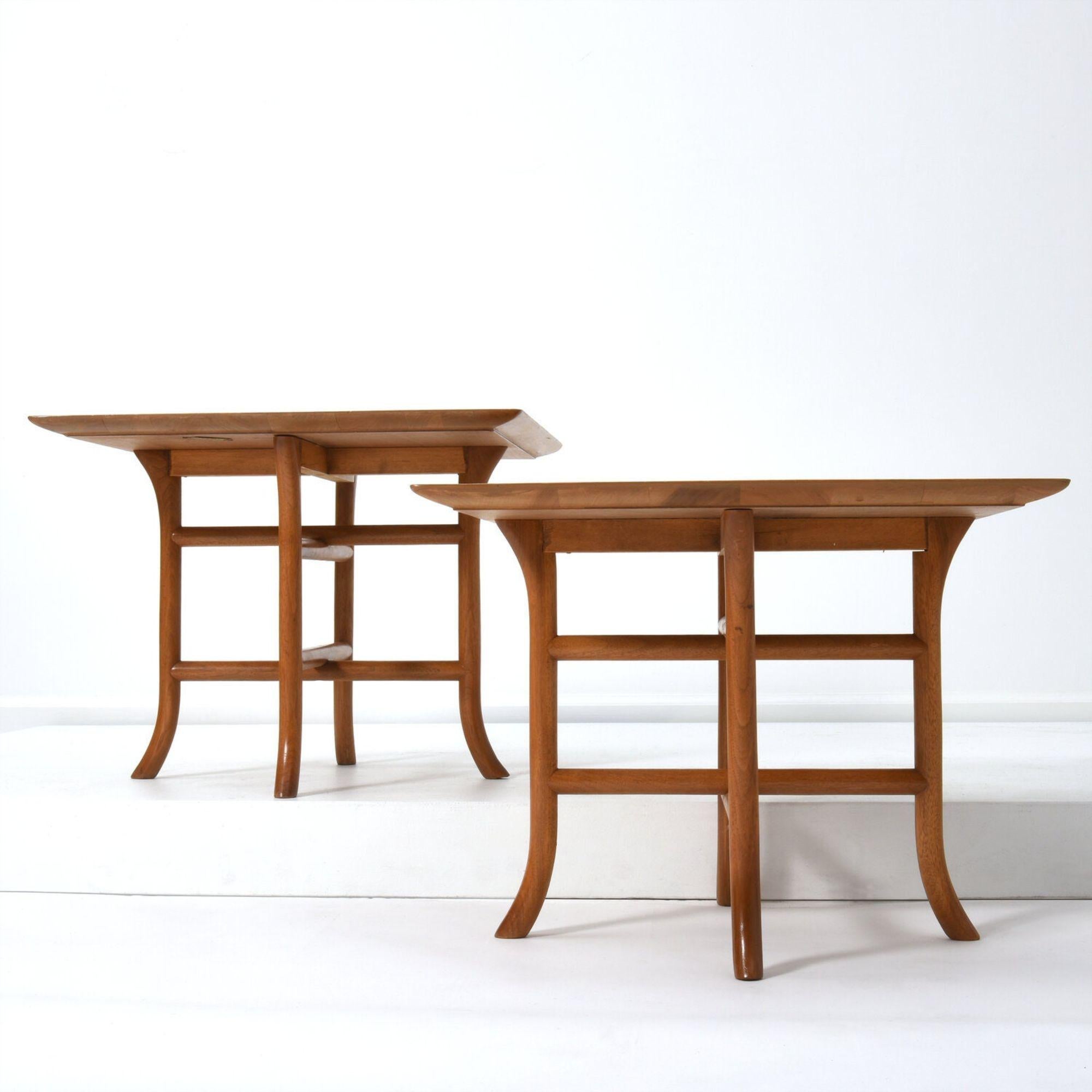 Mid-Century Modern CIRCA Paire de tables d'appoint à pied sabre pour Widdicomb, vers 1950 en vente