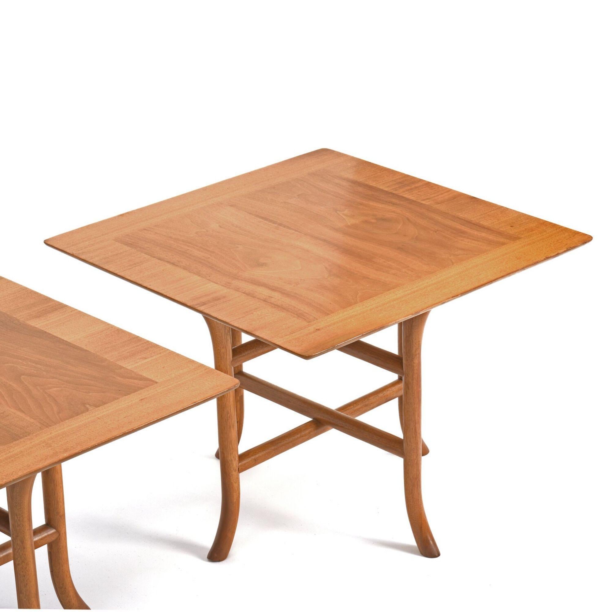 Américain CIRCA Paire de tables d'appoint à pied sabre pour Widdicomb, vers 1950 en vente