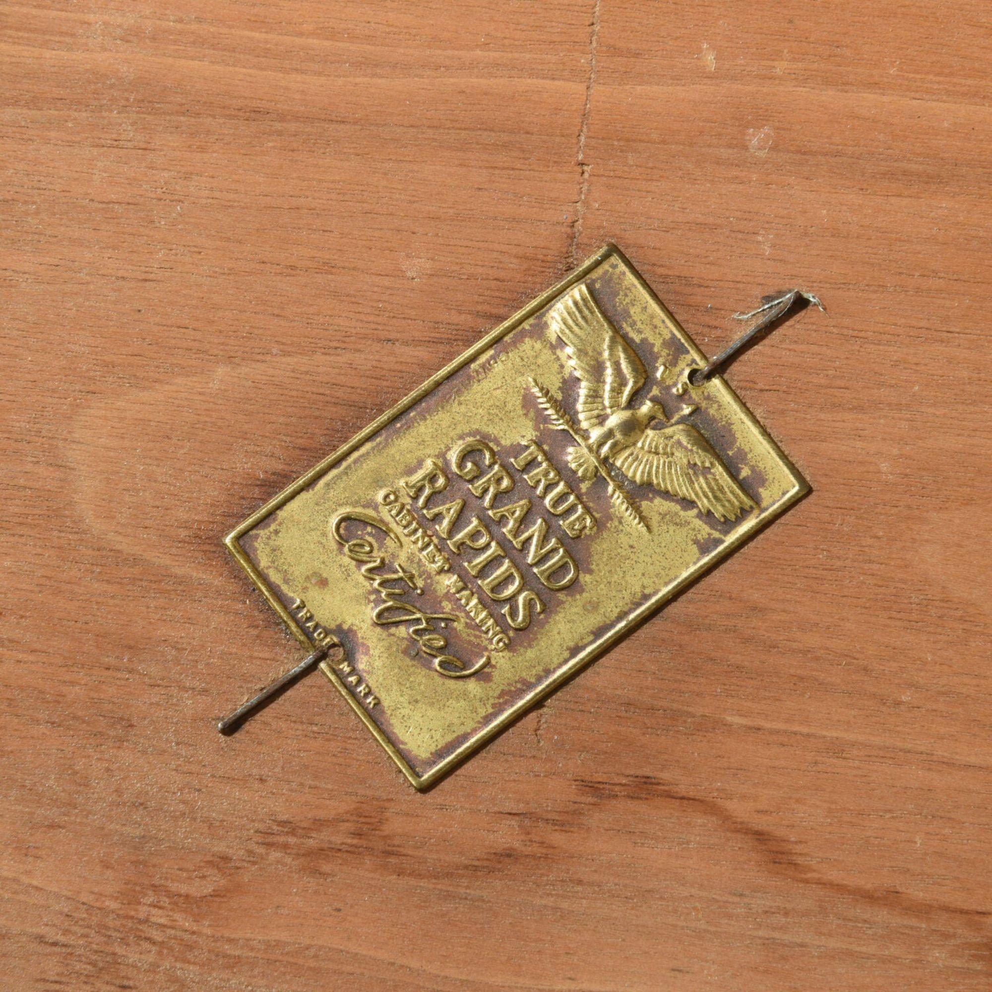 Milieu du XXe siècle CIRCA Paire de tables d'appoint à pied sabre pour Widdicomb, vers 1950 en vente