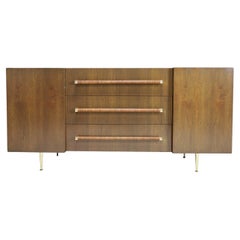 T.H. Seltene Anrichte oder Schrank aus Nussbaum, Rattan und Messing von Robsjohn-Gibbings