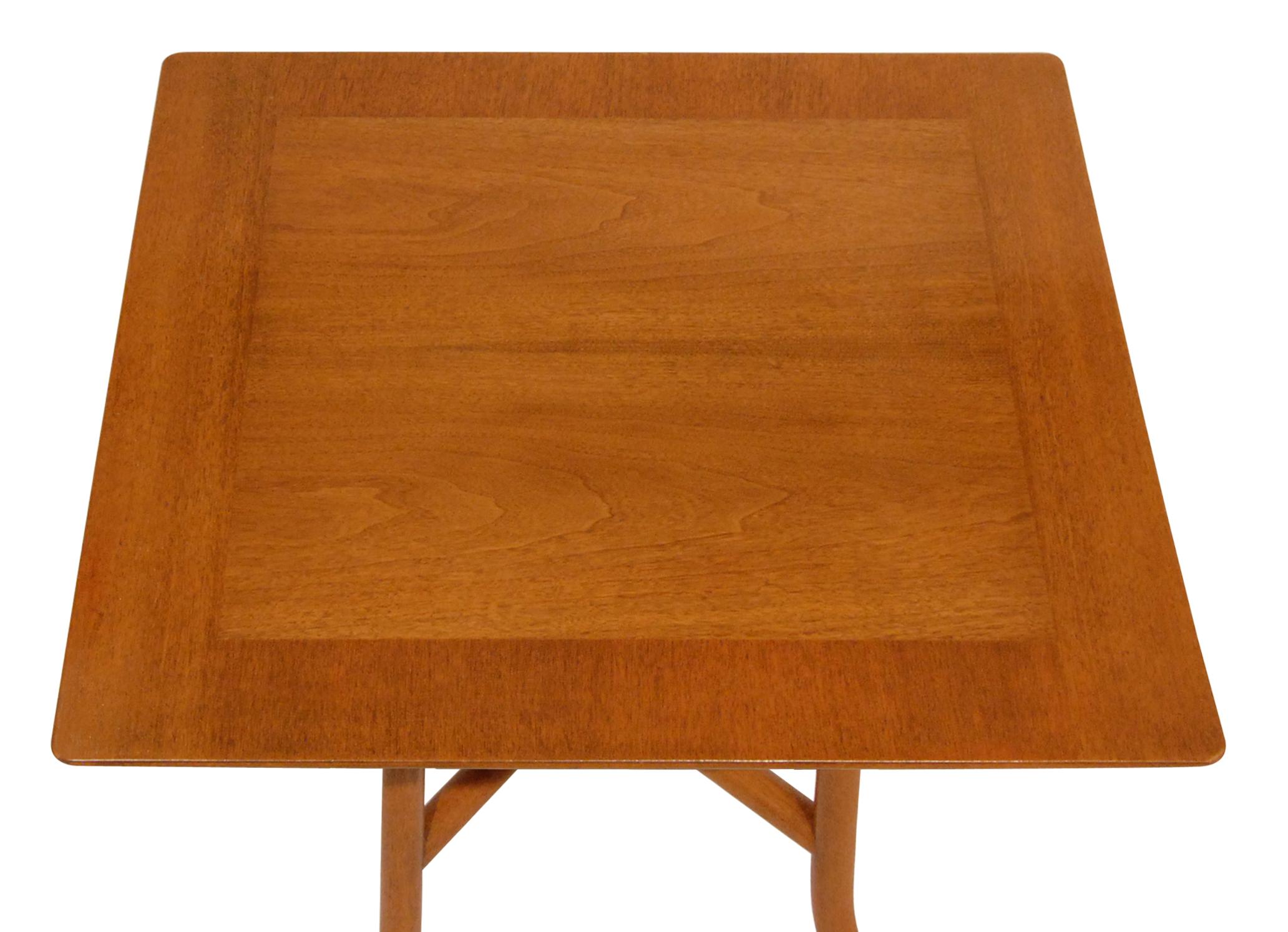 Beistelltisch Nr. 3335 aus Nussbaum mit doppelter Bahre von T.H. Robsjohn-Gibbings für Widdicomb, amerikanisch 1950er Jahre.  Dies ist ein sehr elegantes Design.