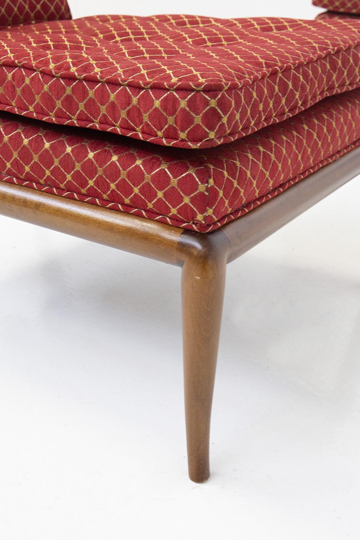 Paar Widdicomb Slipper-Stühle Zeitloses und elegantes Design von T. H. Robsjohn-Gibbings aus den 1950er Jahren
Stühle aus den 1950-1960er Jahren, ausgezeichneter Vintage-Zustand. Kürzlich neu lackiert und mit einem roten Stoff bezogen.
Rahmen aus