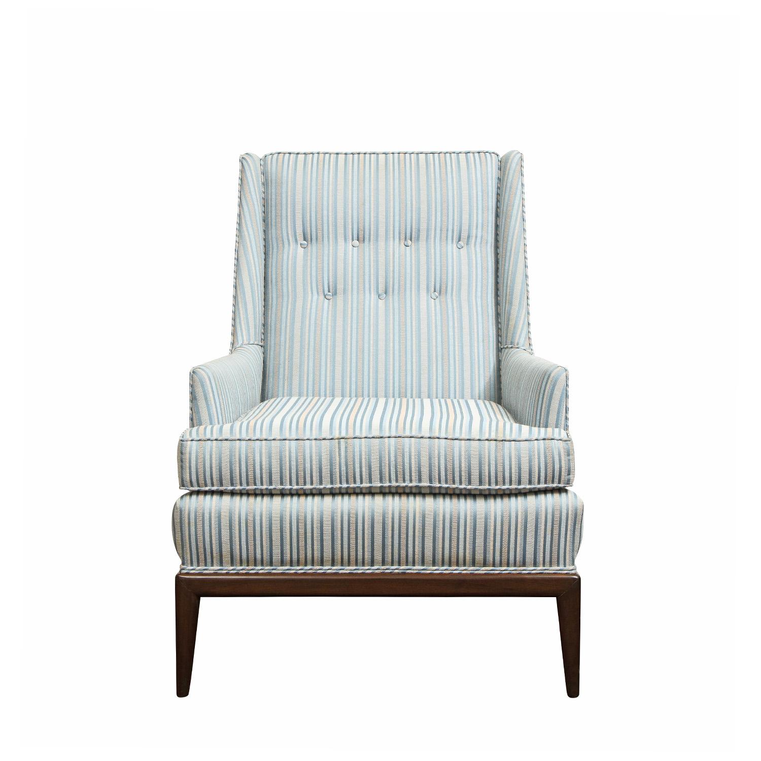 Eleganter gepolsterter Loungesessel mit Mahagonifuß und Holzverkleidung an der Rückenlehne in der Art von T.H. Robsjohn- Gibbings, Amerikaner 1950er Jahre. Dieser Stuhl ist schön gemacht und sehr bequem.