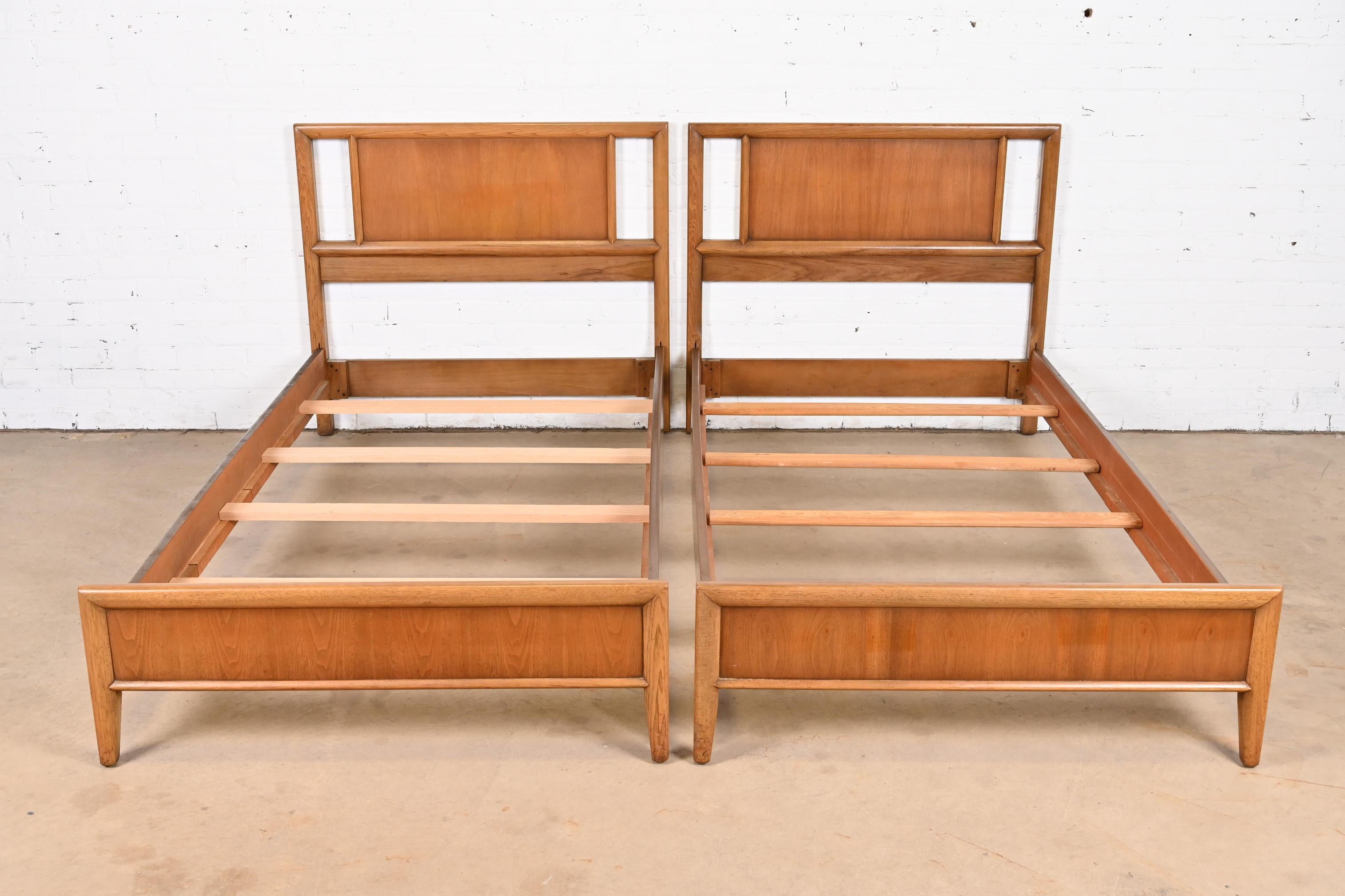 A gorgeous pair of Mid-Century Modern sculpted walnut twin bed frames

In the manner of T.H. Robsjohn-Gibbings for Widdicomb

USA, circa 1950s

Each measures: 42