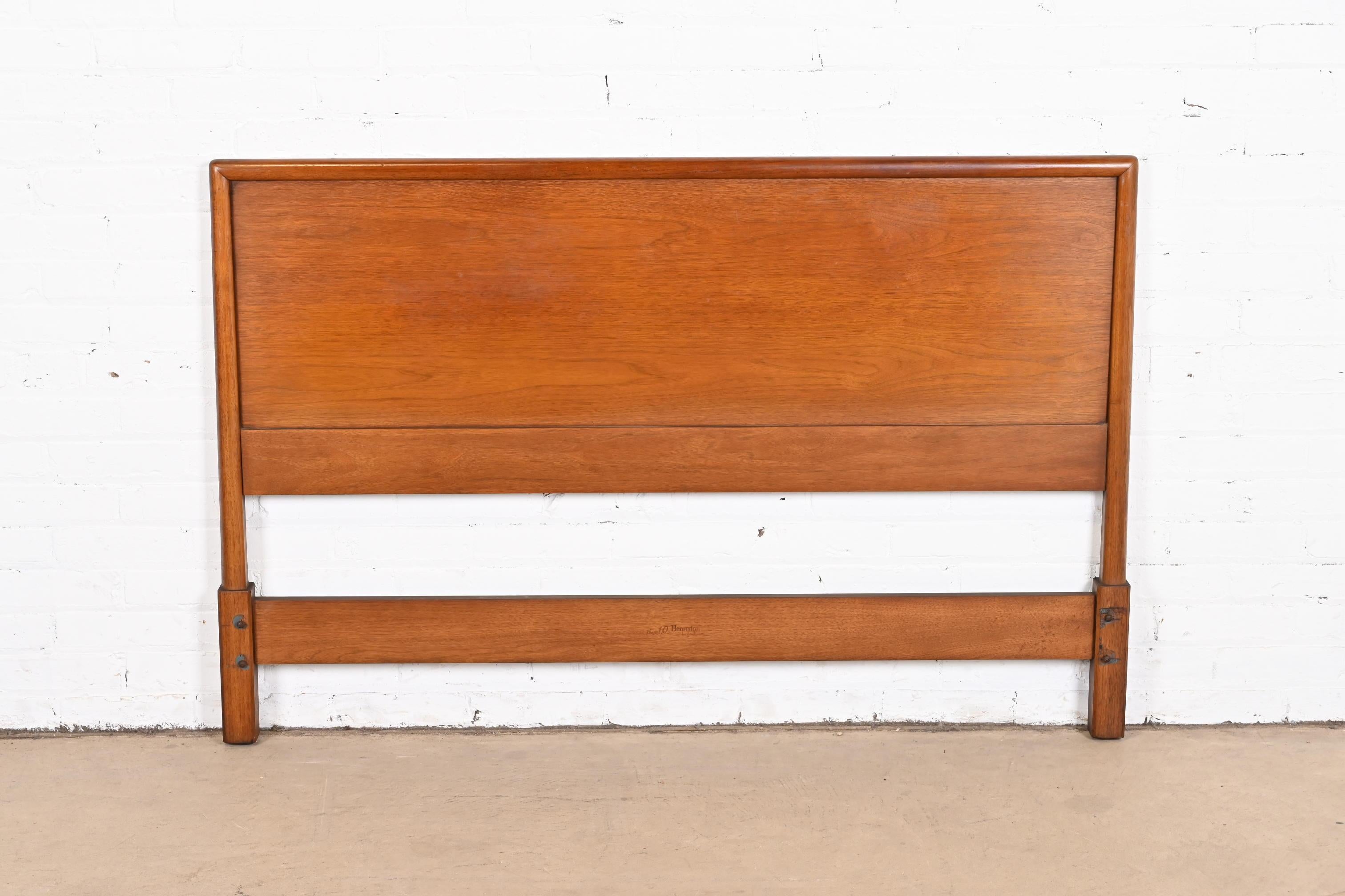 A beautiful Mid-Century Modern sculpted walnut full size headboard

In the manner of T.H. Robsjohn-Gibbings

By Henredon

USA, 1960s

Measures: 54.5