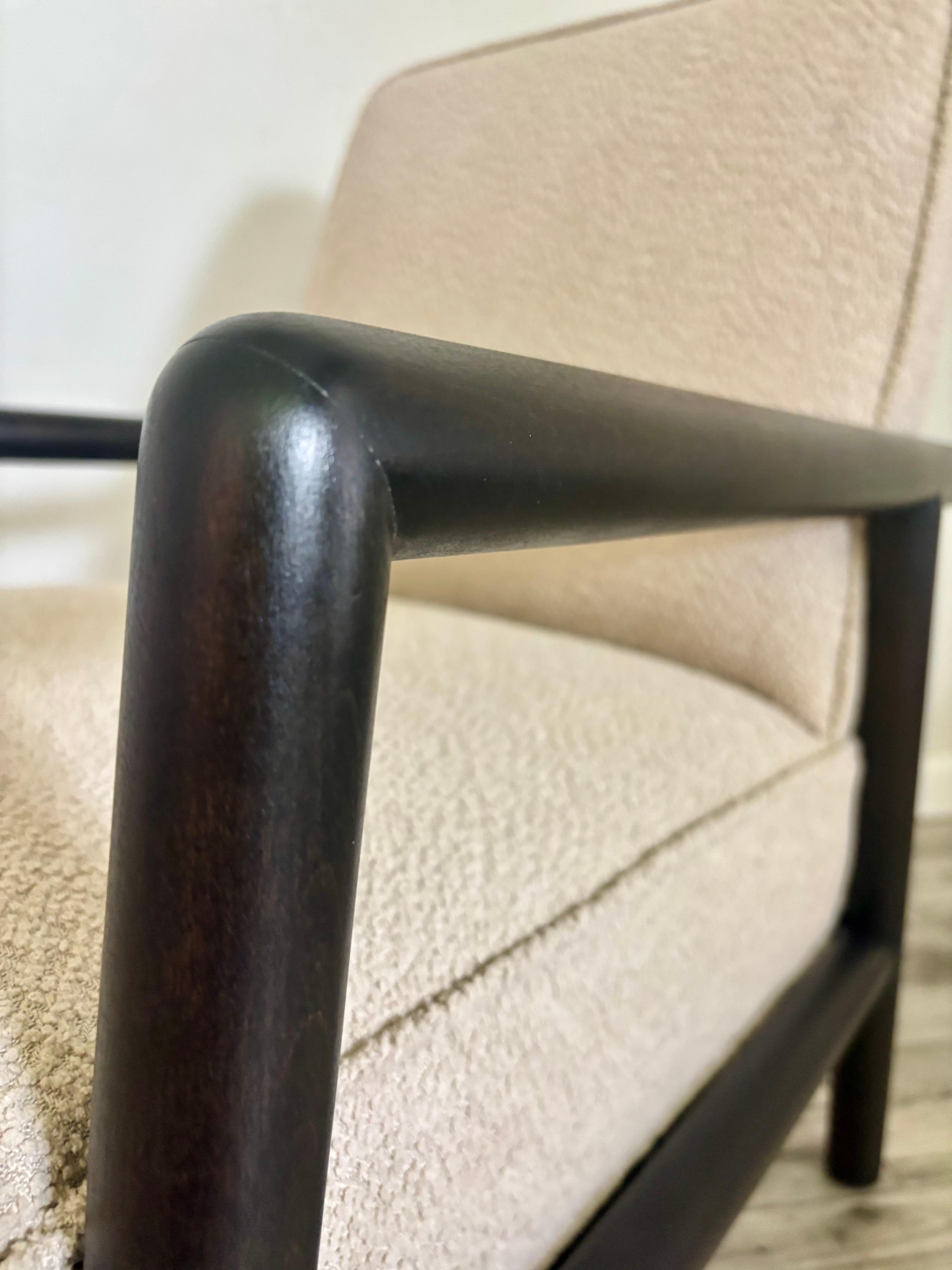 T.H. Robsjohn-Gibbings Silla de Salón Vintage Ebonizada con Bouclé Crema Tapicería en venta