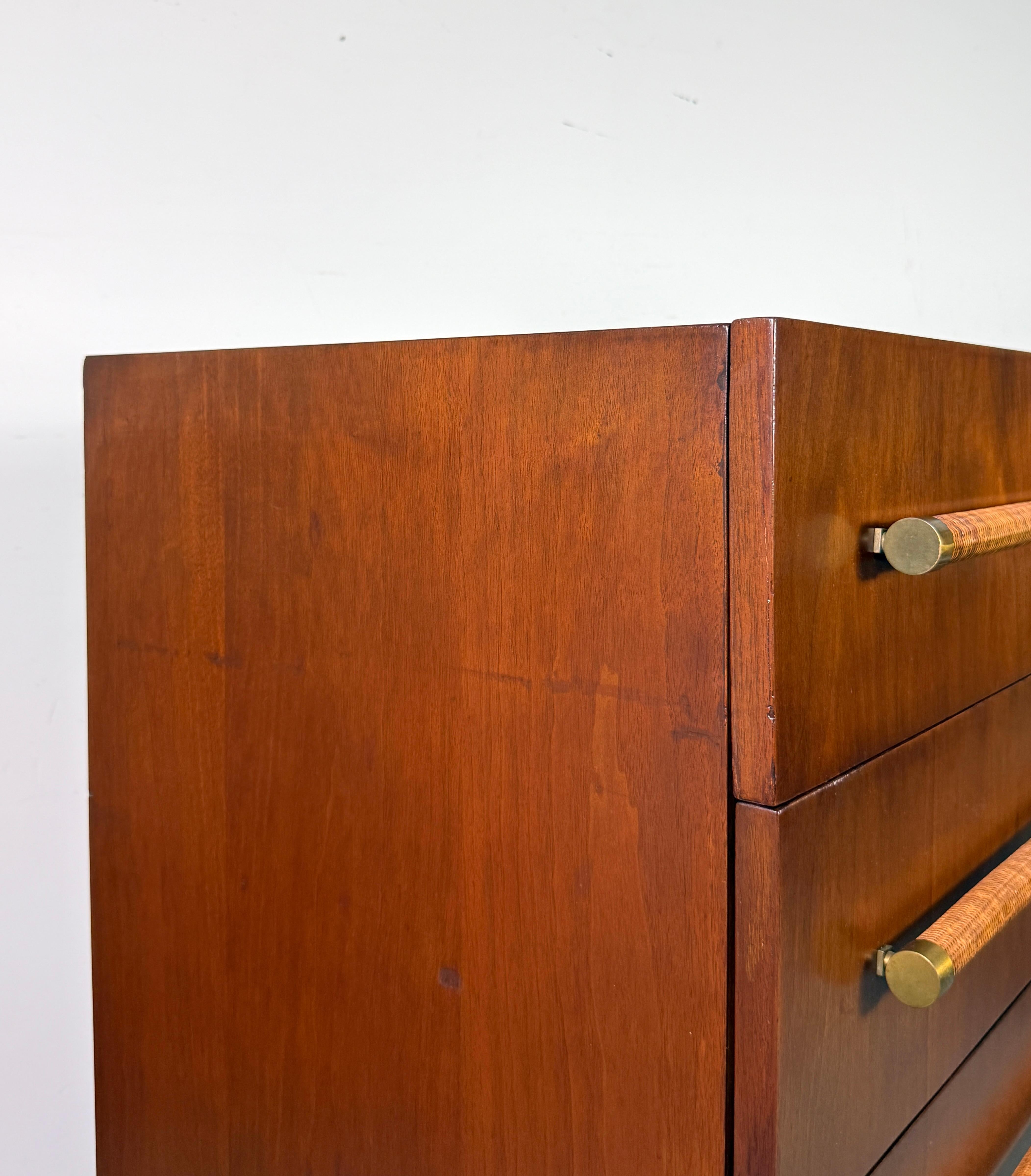 T.H. Robsjohn Gibbings Commode à 4 tiroirs en noyer, pieds en laiton et poignées en canne 1950 en vente 3