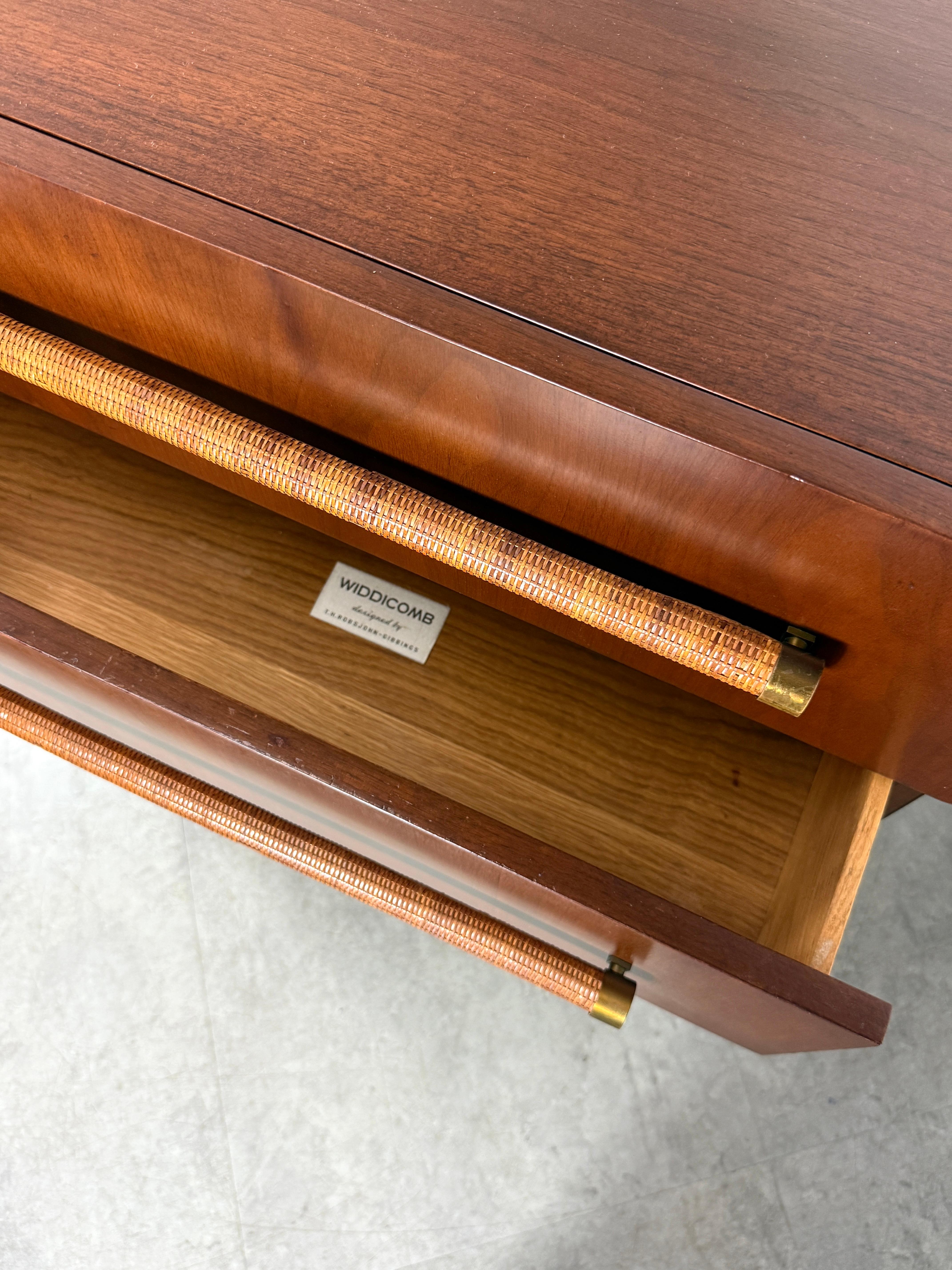 T.H. Robsjohn Gibbings Commode à 4 tiroirs en noyer, pieds en laiton et poignées en canne 1950 en vente 5