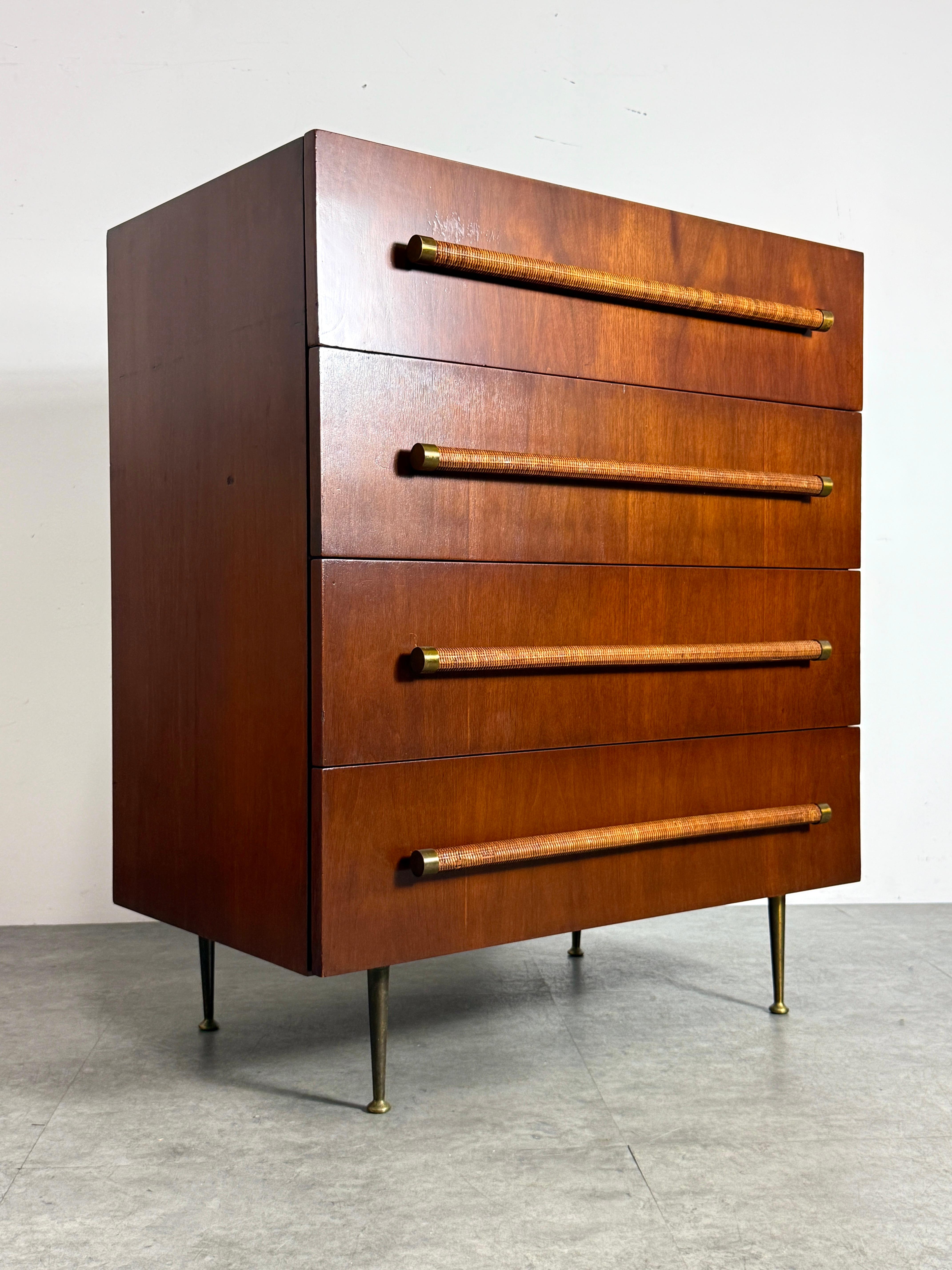Mid-Century Modern T.H. Robsjohn Gibbings Commode à 4 tiroirs en noyer, pieds en laiton et poignées en canne 1950 en vente