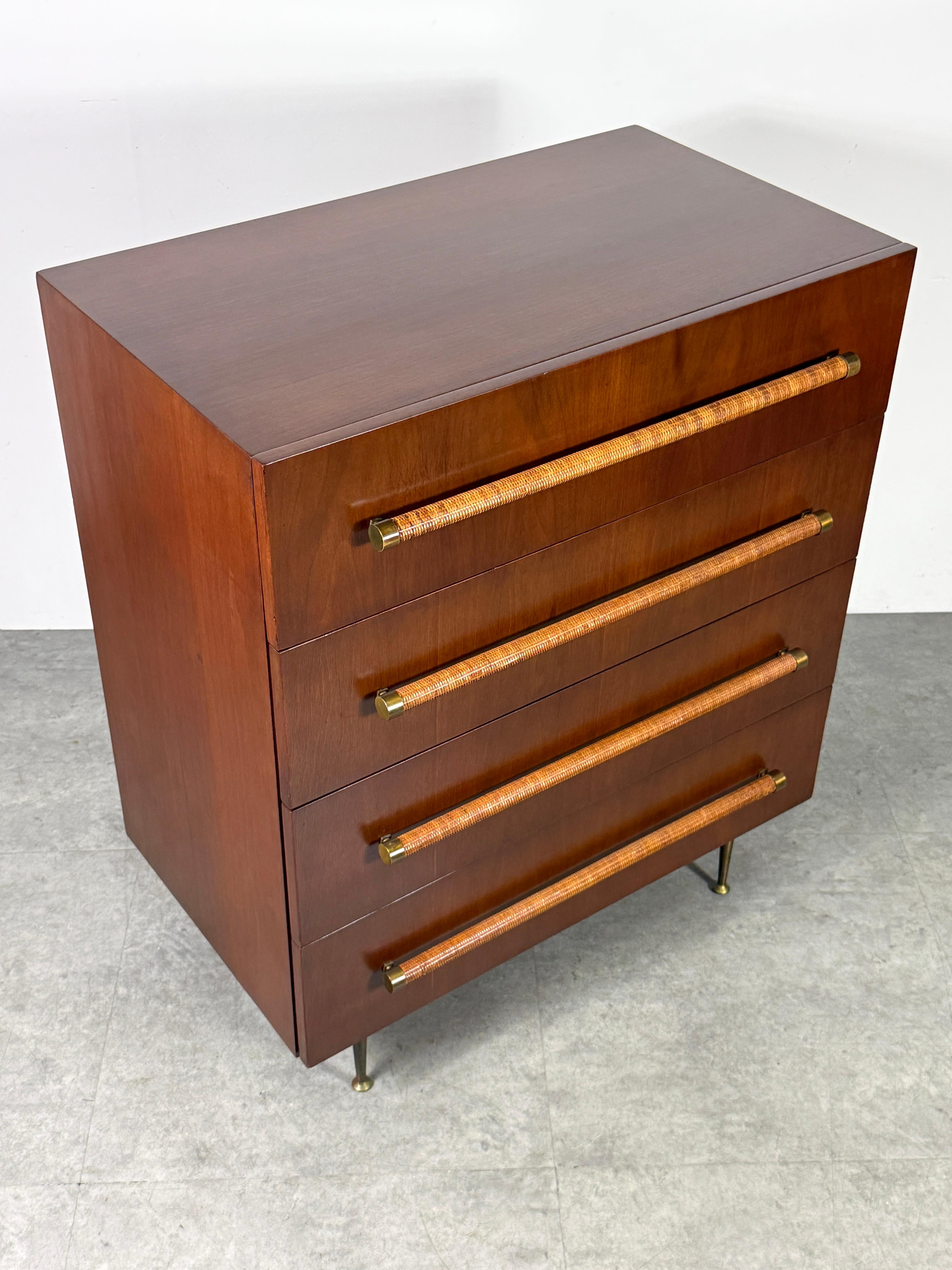 Américain T.H. Robsjohn Gibbings Commode à 4 tiroirs en noyer, pieds en laiton et poignées en canne 1950 en vente