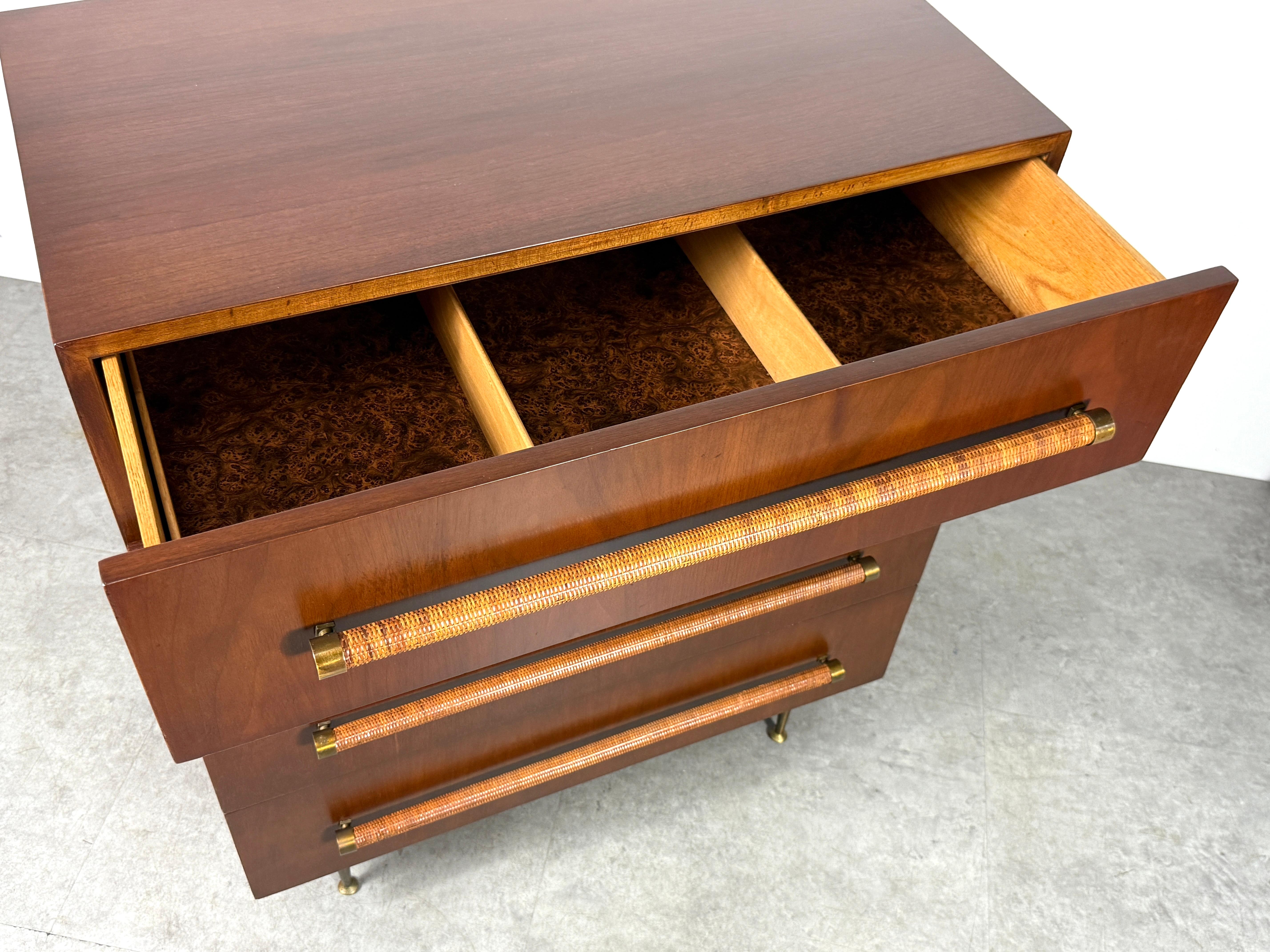 T.H. Robsjohn Gibbings Commode à 4 tiroirs en noyer, pieds en laiton et poignées en canne 1950 Bon état - En vente à Troy, MI