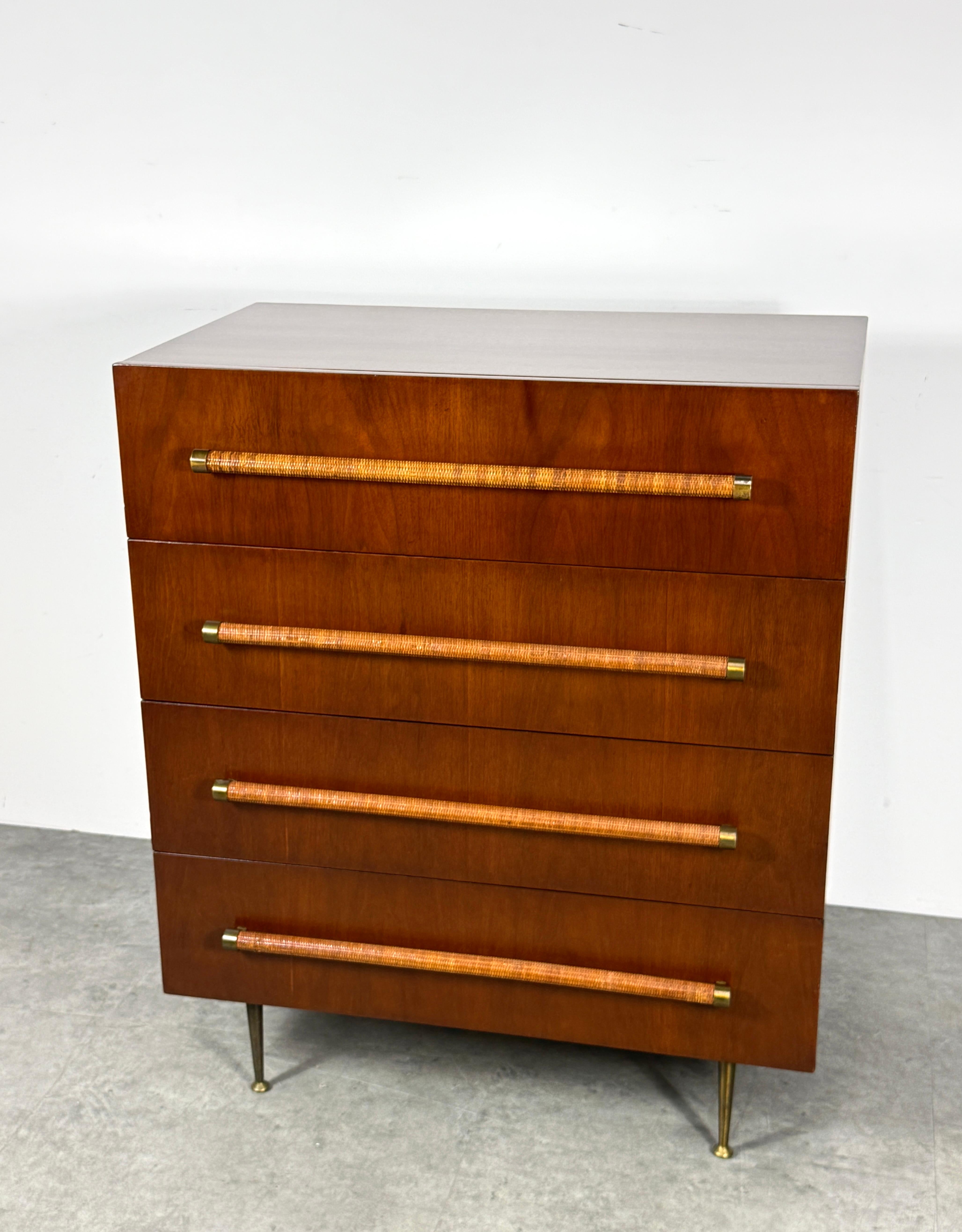 Milieu du XXe siècle T.H. Robsjohn Gibbings Commode à 4 tiroirs en noyer, pieds en laiton et poignées en canne 1950 en vente