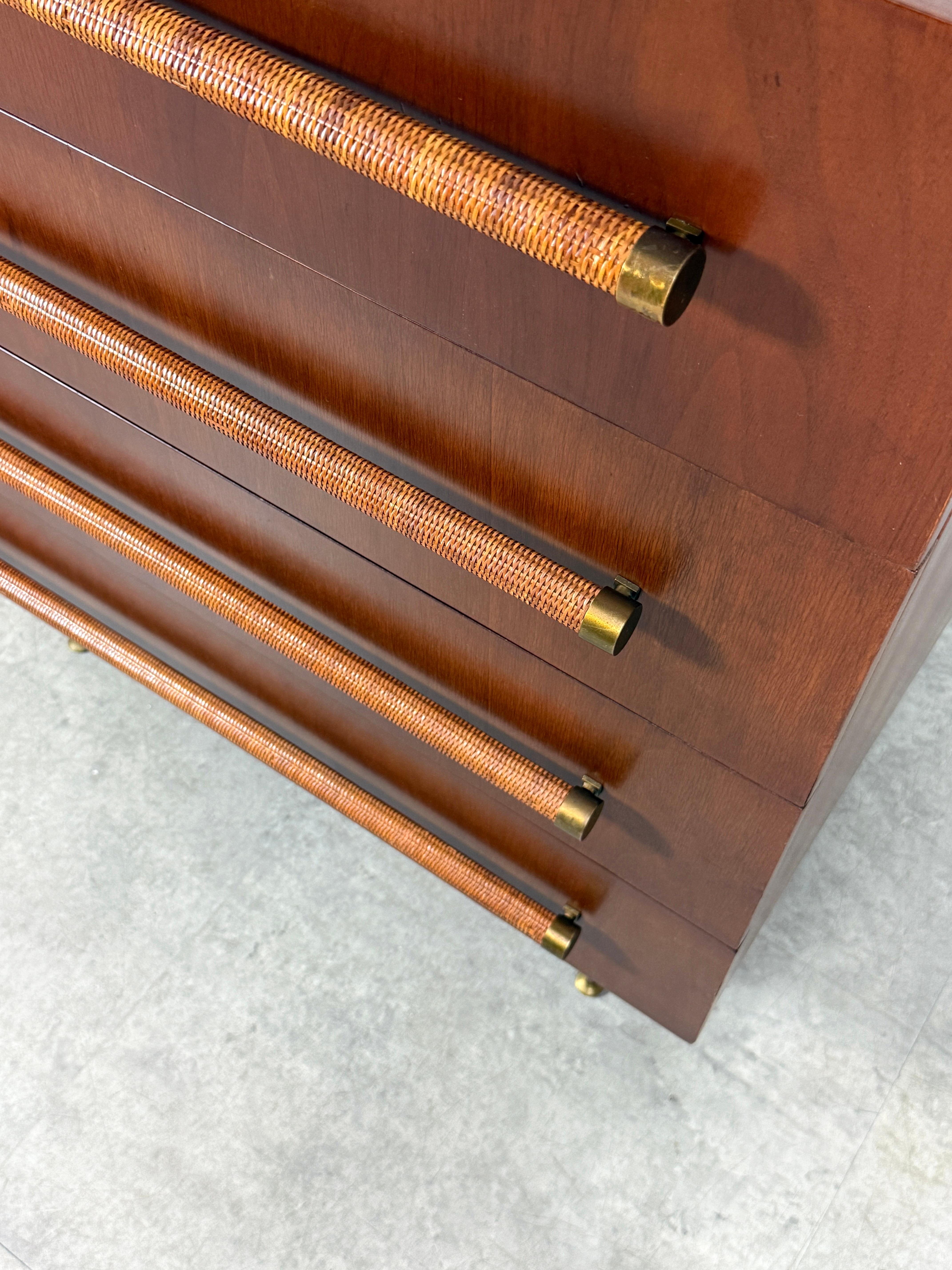 Laiton T.H. Robsjohn Gibbings Commode à 4 tiroirs en noyer, pieds en laiton et poignées en canne 1950 en vente