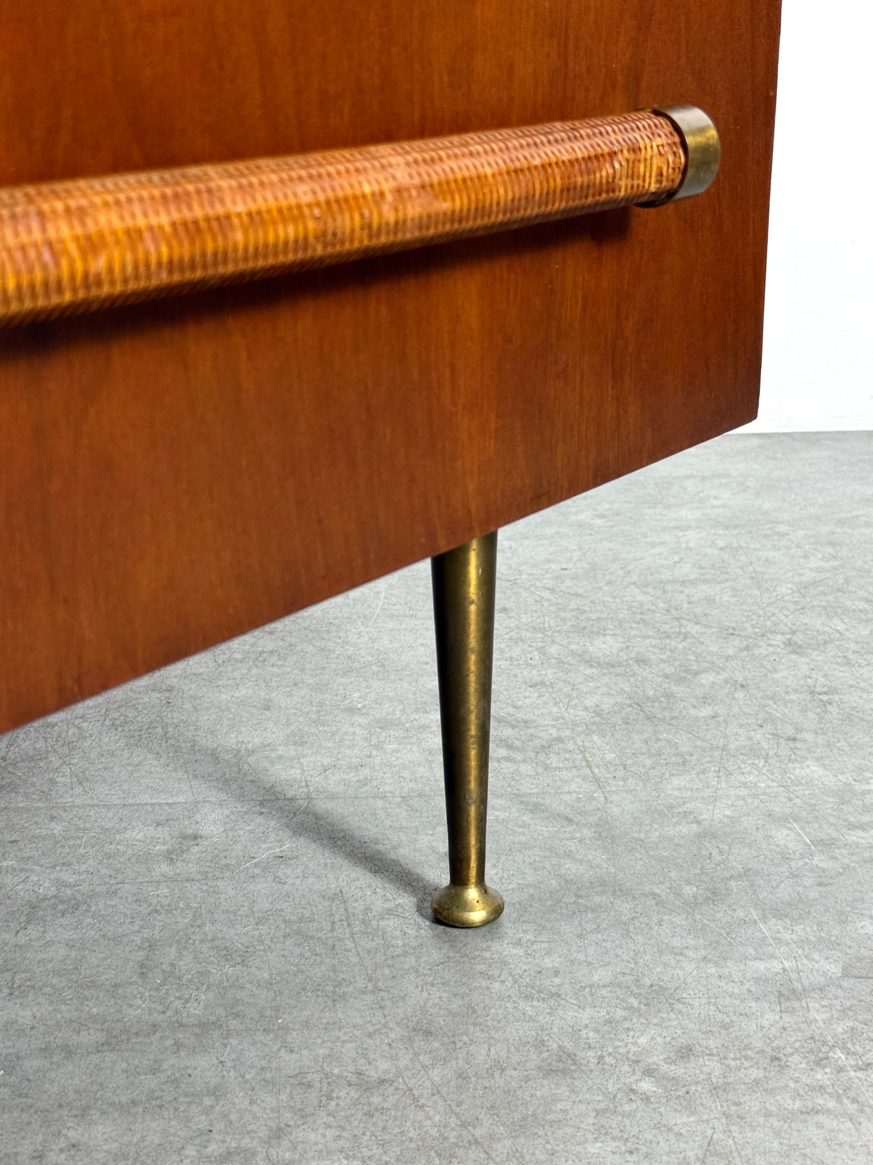 T.H. Robsjohn Gibbings Commode à 4 tiroirs en noyer, pieds en laiton et poignées en canne 1950 en vente 1