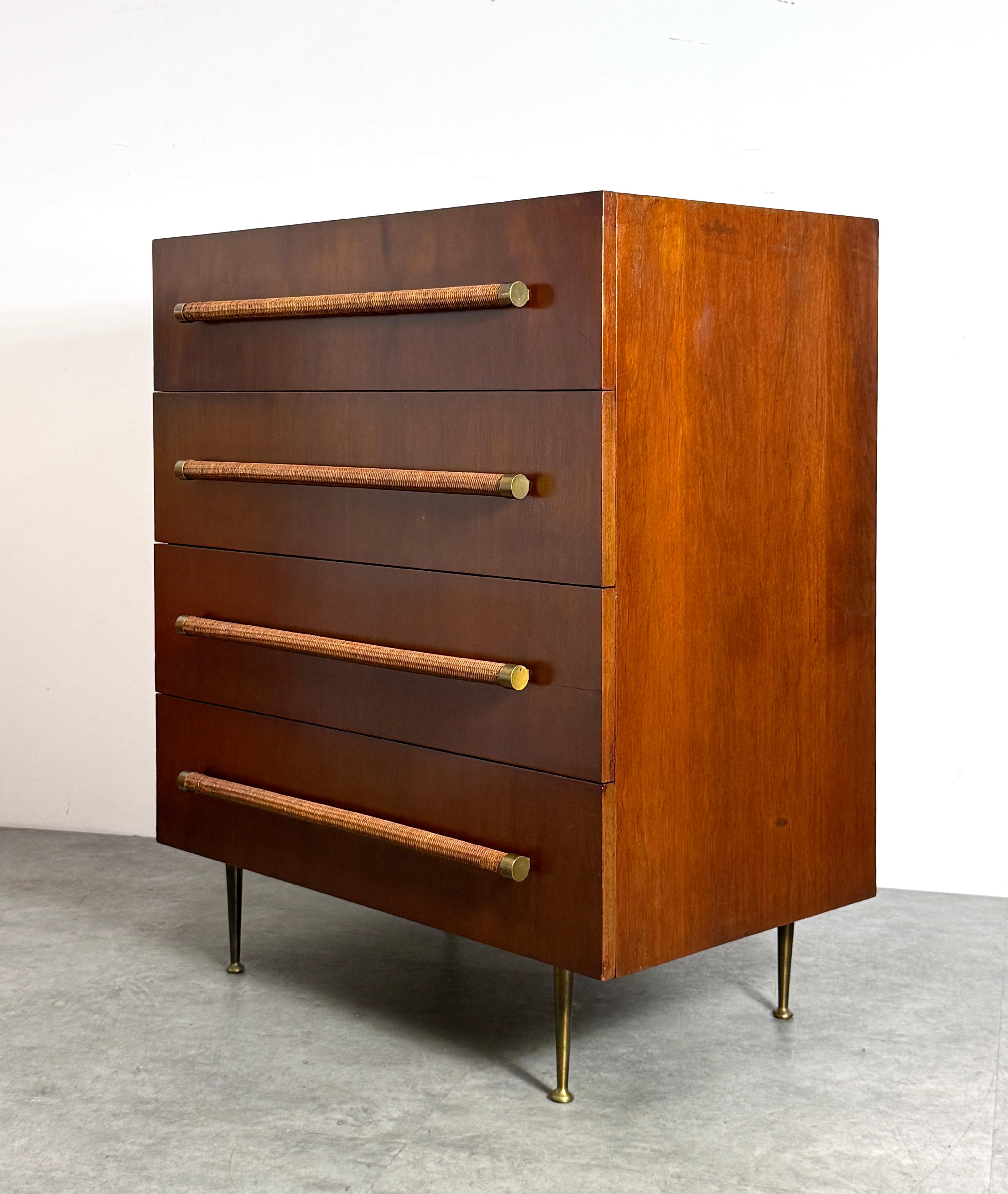 T.H. Robsjohn Gibbings Commode à 4 tiroirs en noyer, pieds en laiton et poignées en canne 1950 en vente 2