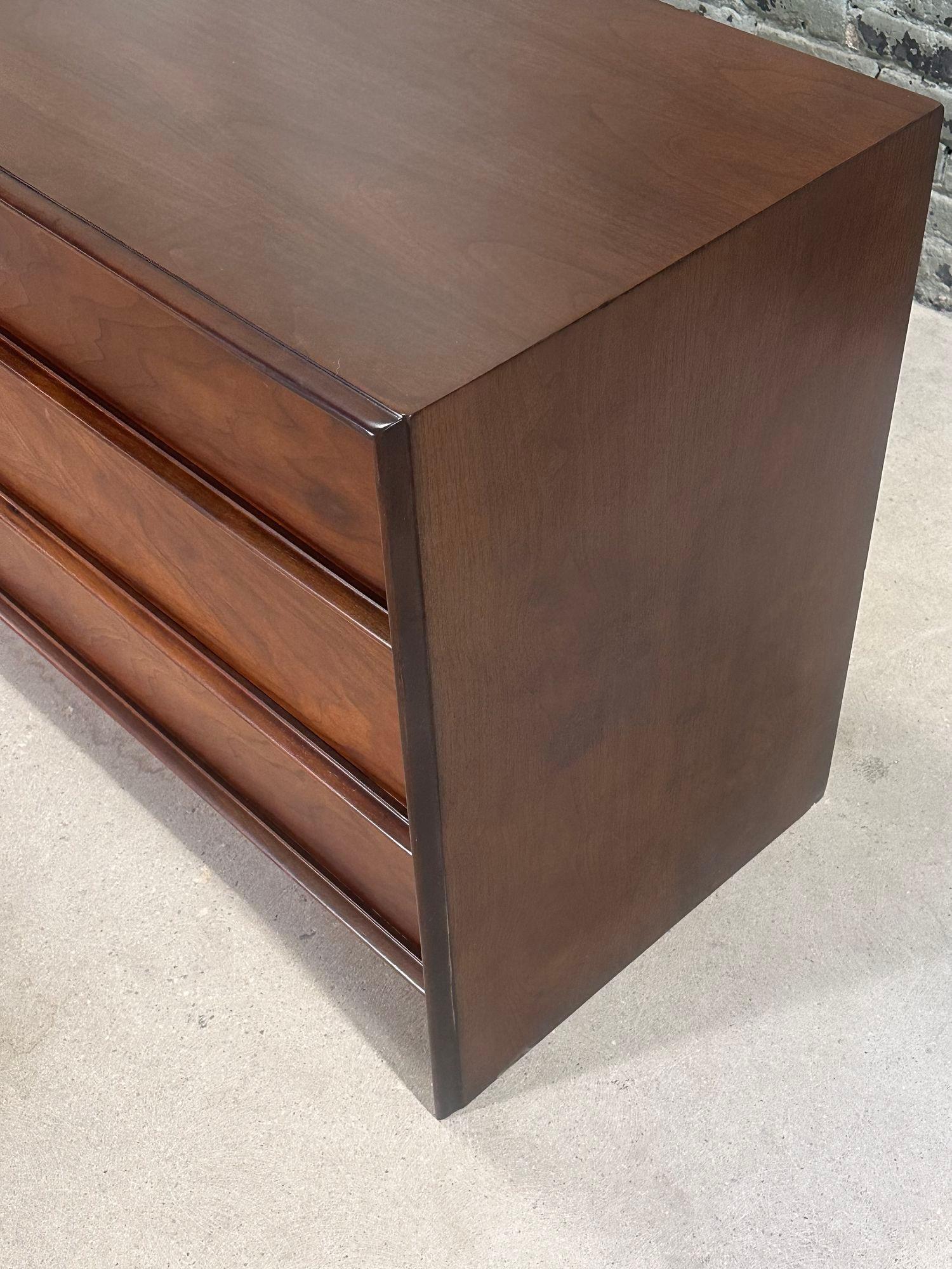 T.H. Robsjohn-Gibbings Walnut 6 Drawer Dresser by Widdicomb, 1960 4