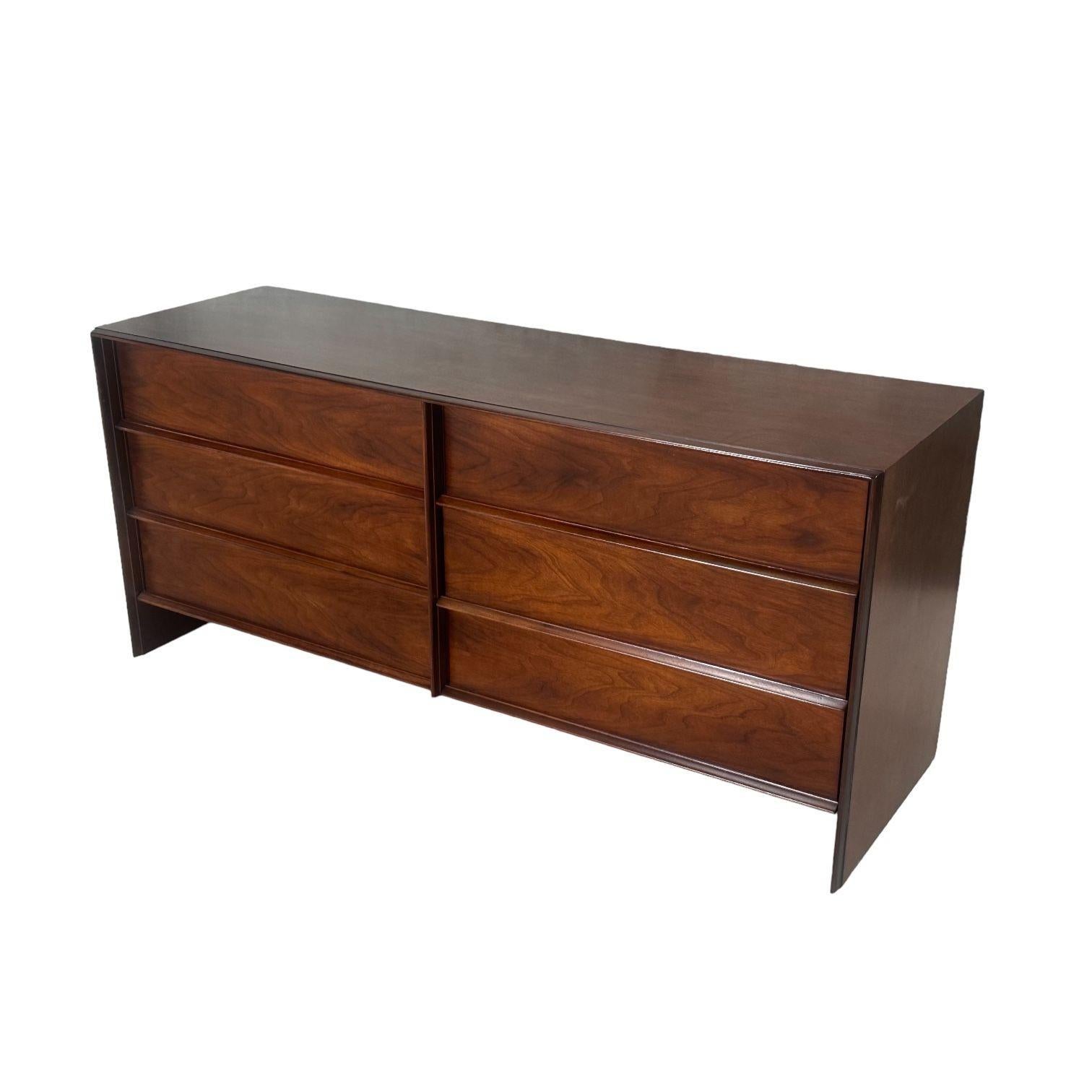 T.H. Robsjohn-Gibbings Walnut 6 Drawer Dresser by Widdicomb, 1960. Dresser restored.
Measures 68.25