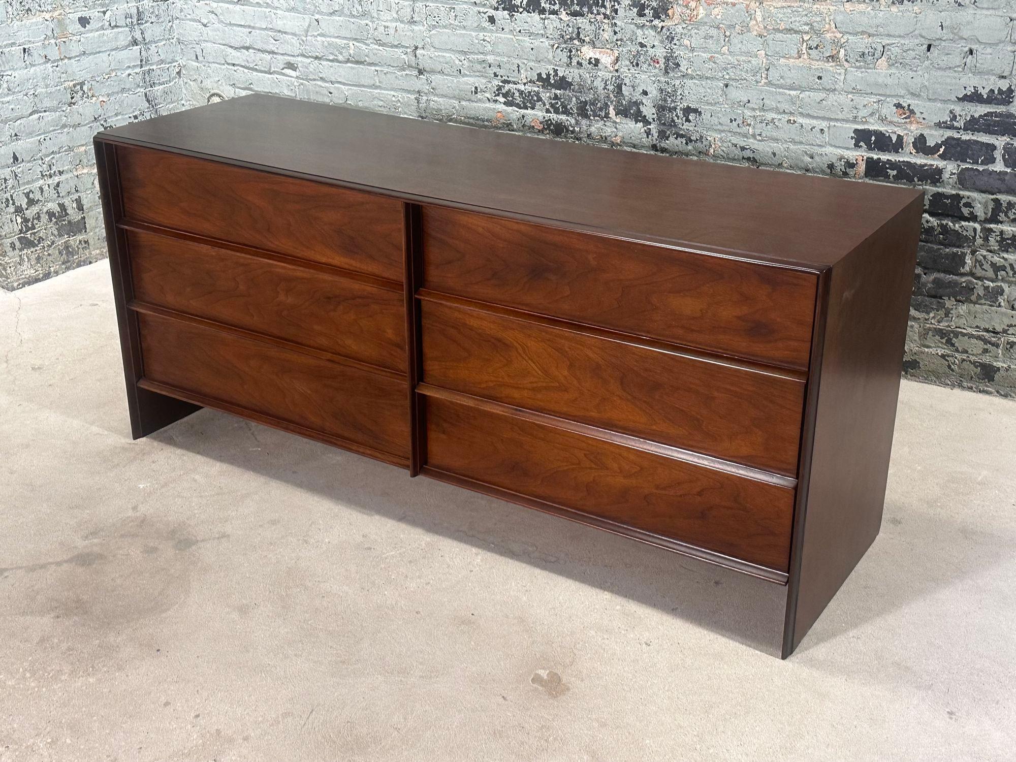 Mid-Century Modern T.H. Robsjohn-Gibbings Walnut 6 Drawer Dresser by Widdicomb, 1960