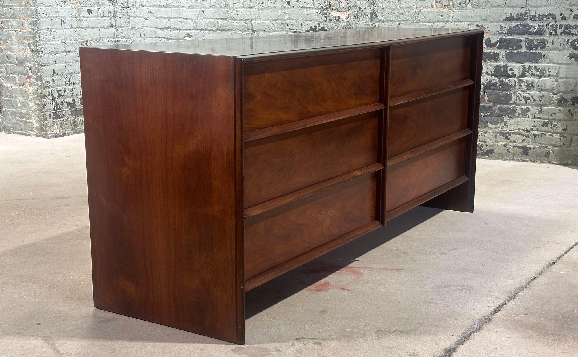 American T.H. Robsjohn-Gibbings Walnut 6 Drawer Dresser by Widdicomb, 1960