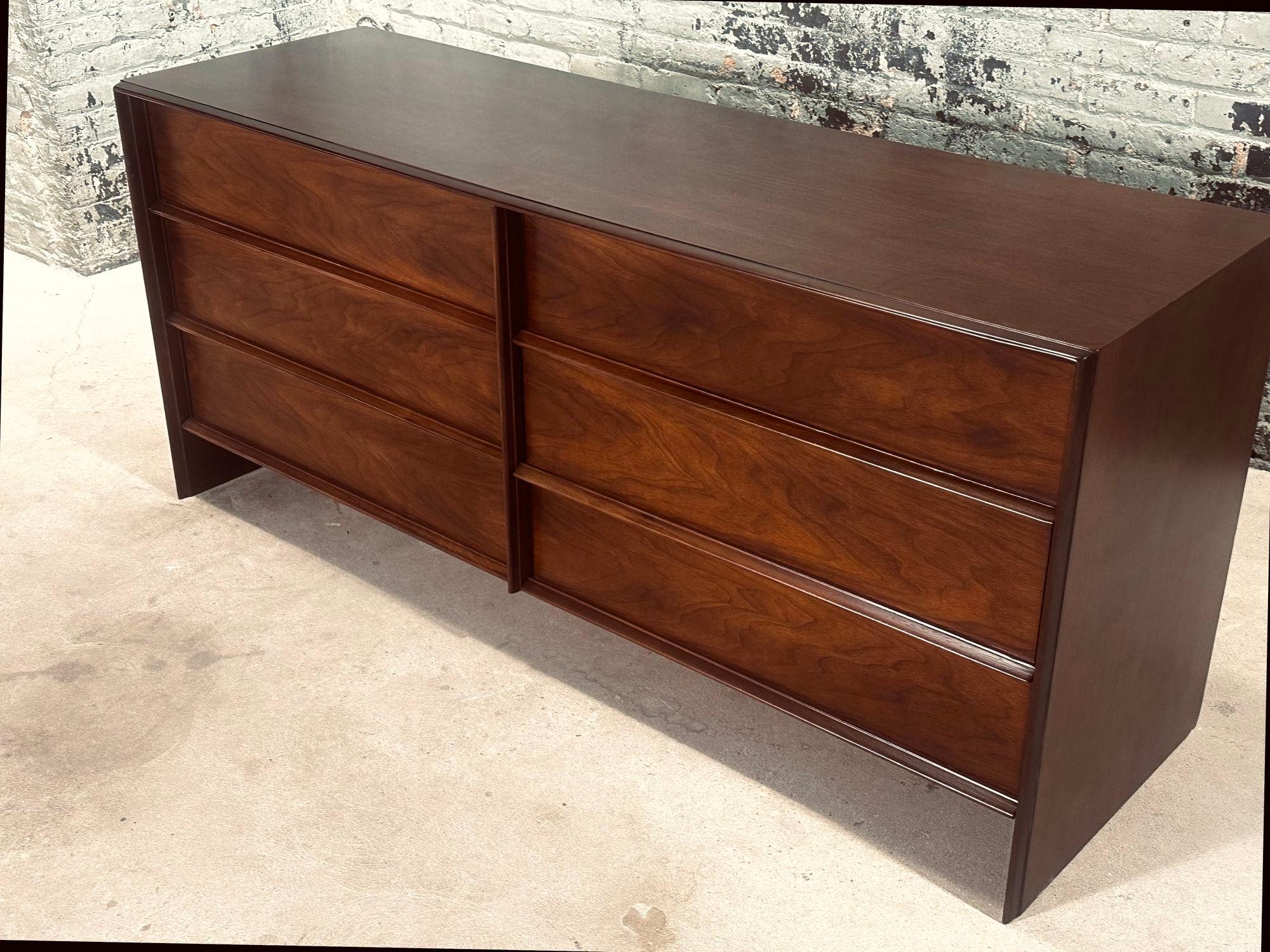 T.H. Robsjohn-Gibbings Walnut 6 Drawer Dresser by Widdicomb, 1960 In Excellent Condition For Sale In Chicago, IL