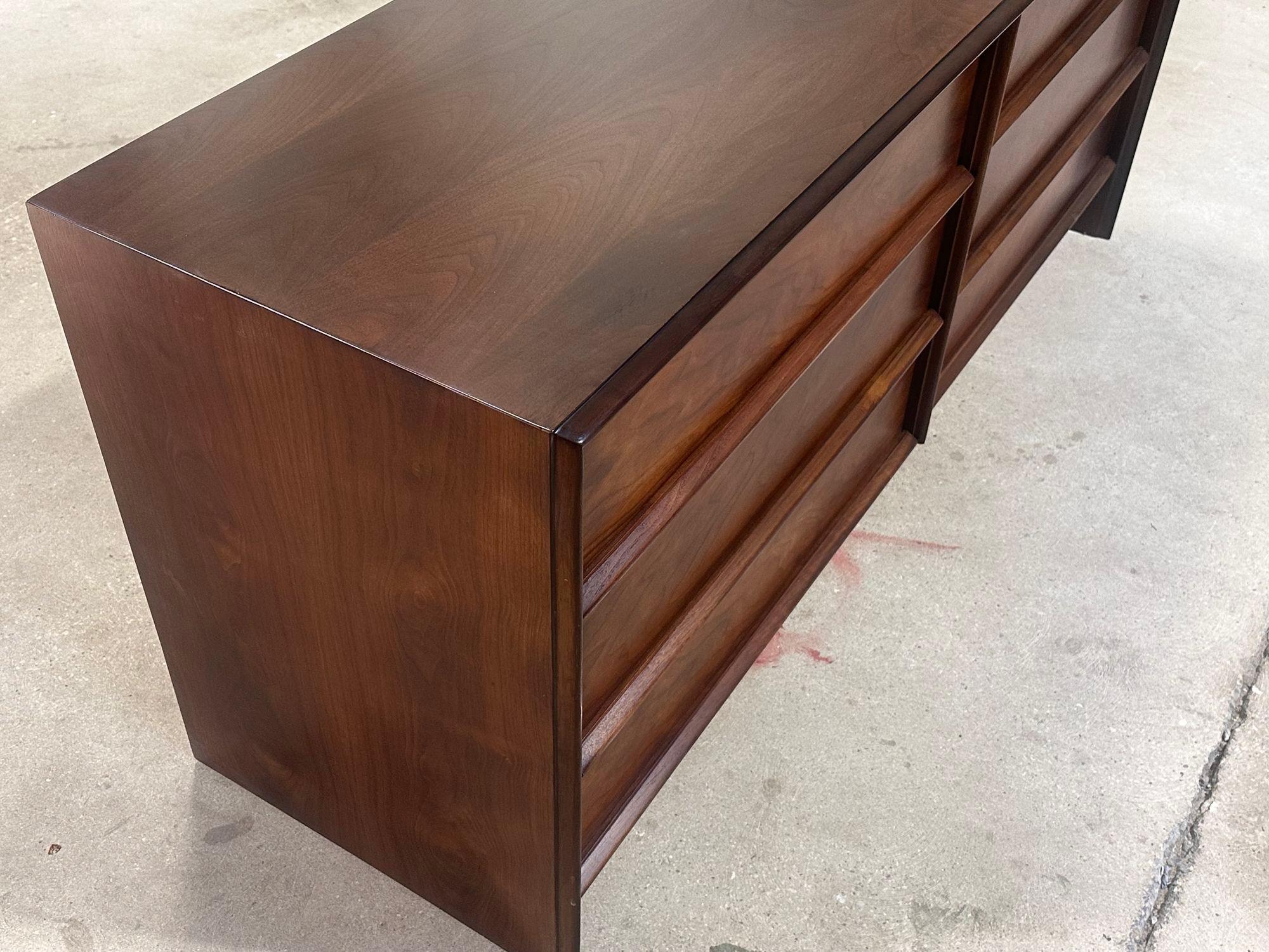 Mid-20th Century T.H. Robsjohn-Gibbings Walnut 6 Drawer Dresser by Widdicomb, 1960