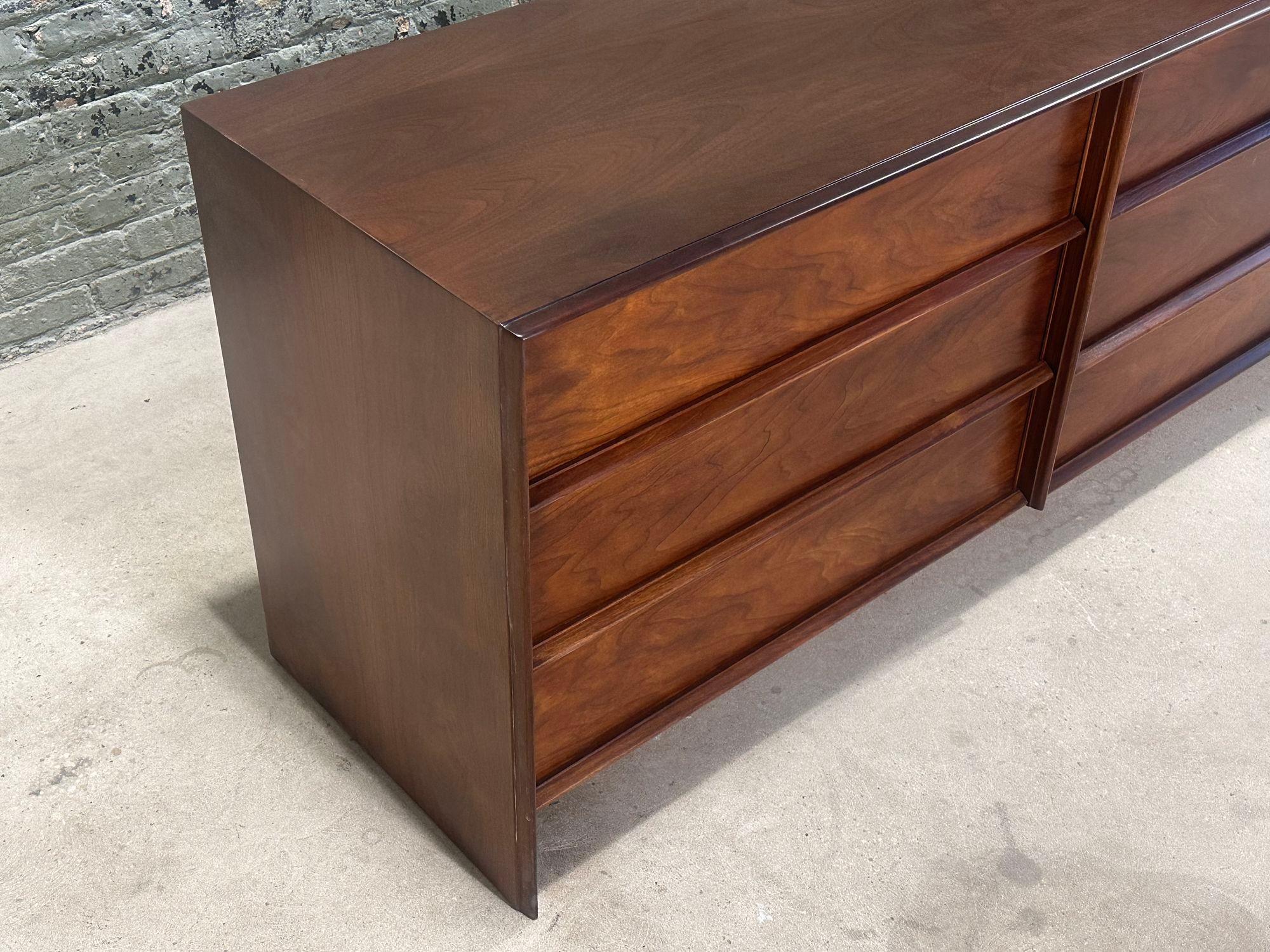 T.H. Robsjohn-Gibbings Walnut 6 Drawer Dresser by Widdicomb, 1960 For Sale 2