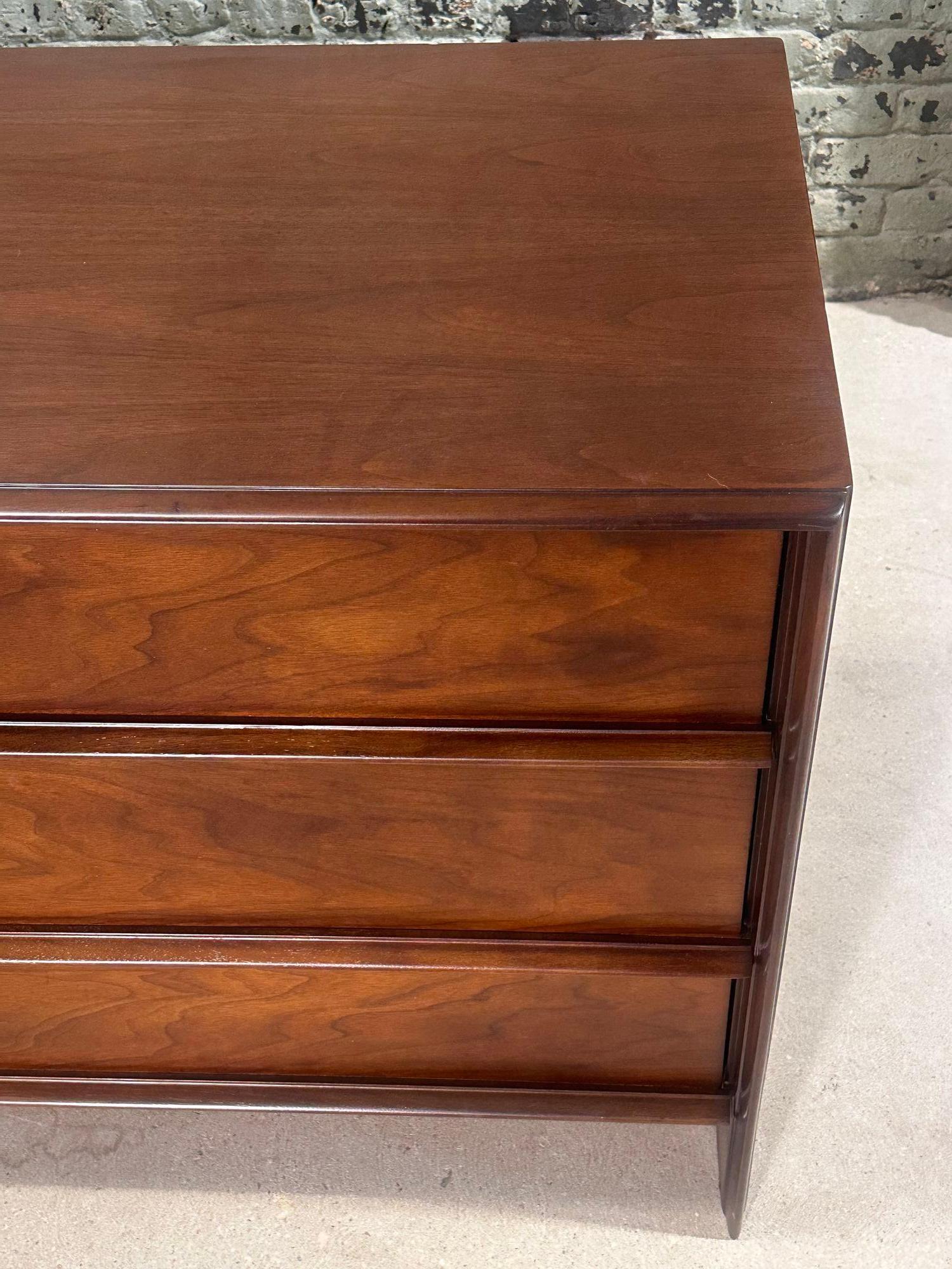 T.H. Robsjohn-Gibbings Walnut 6 Drawer Dresser by Widdicomb, 1960 For Sale 3