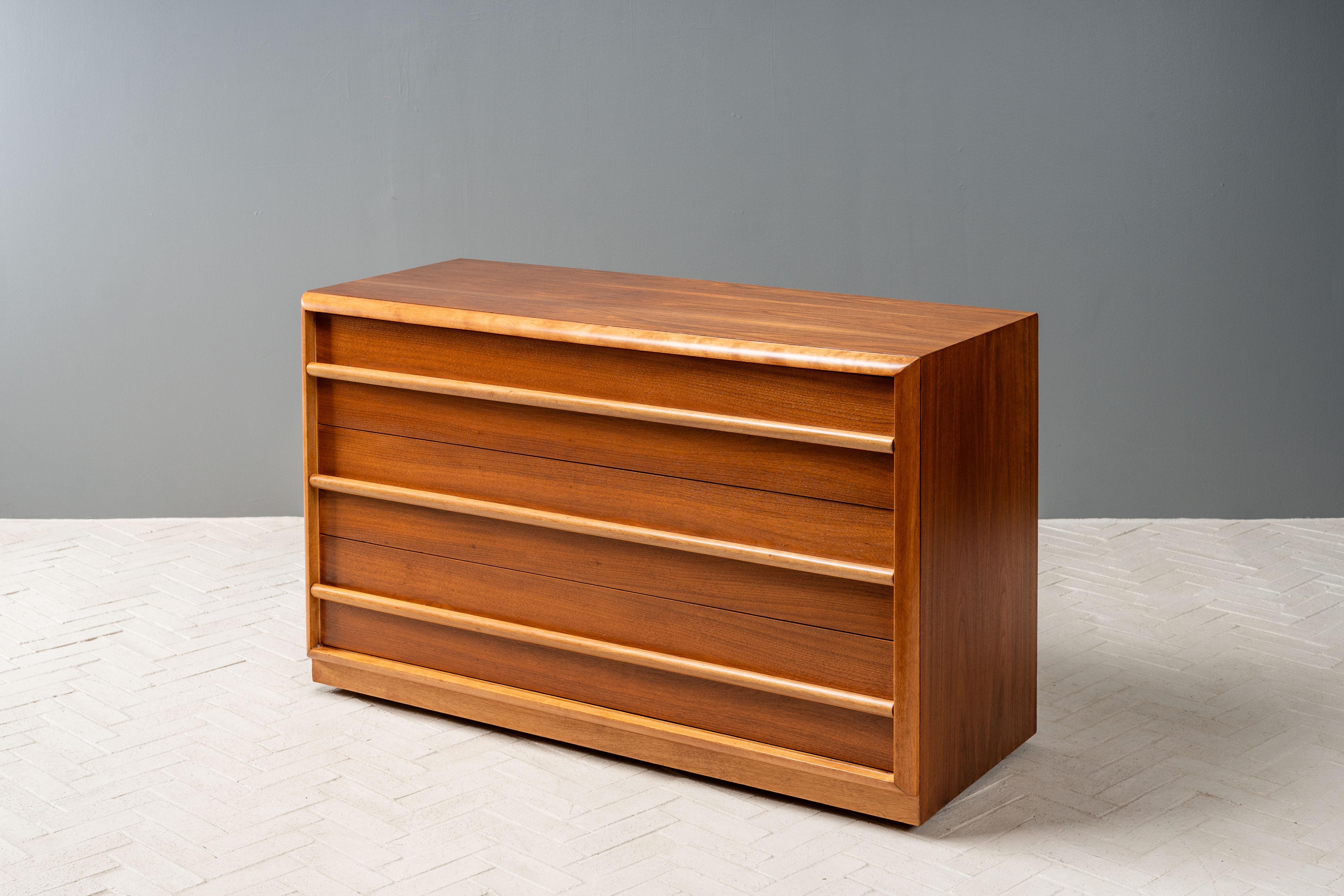 TH Robsjohn-Gibbings Nussbaum-Truhe (Moderne der Mitte des Jahrhunderts) im Angebot