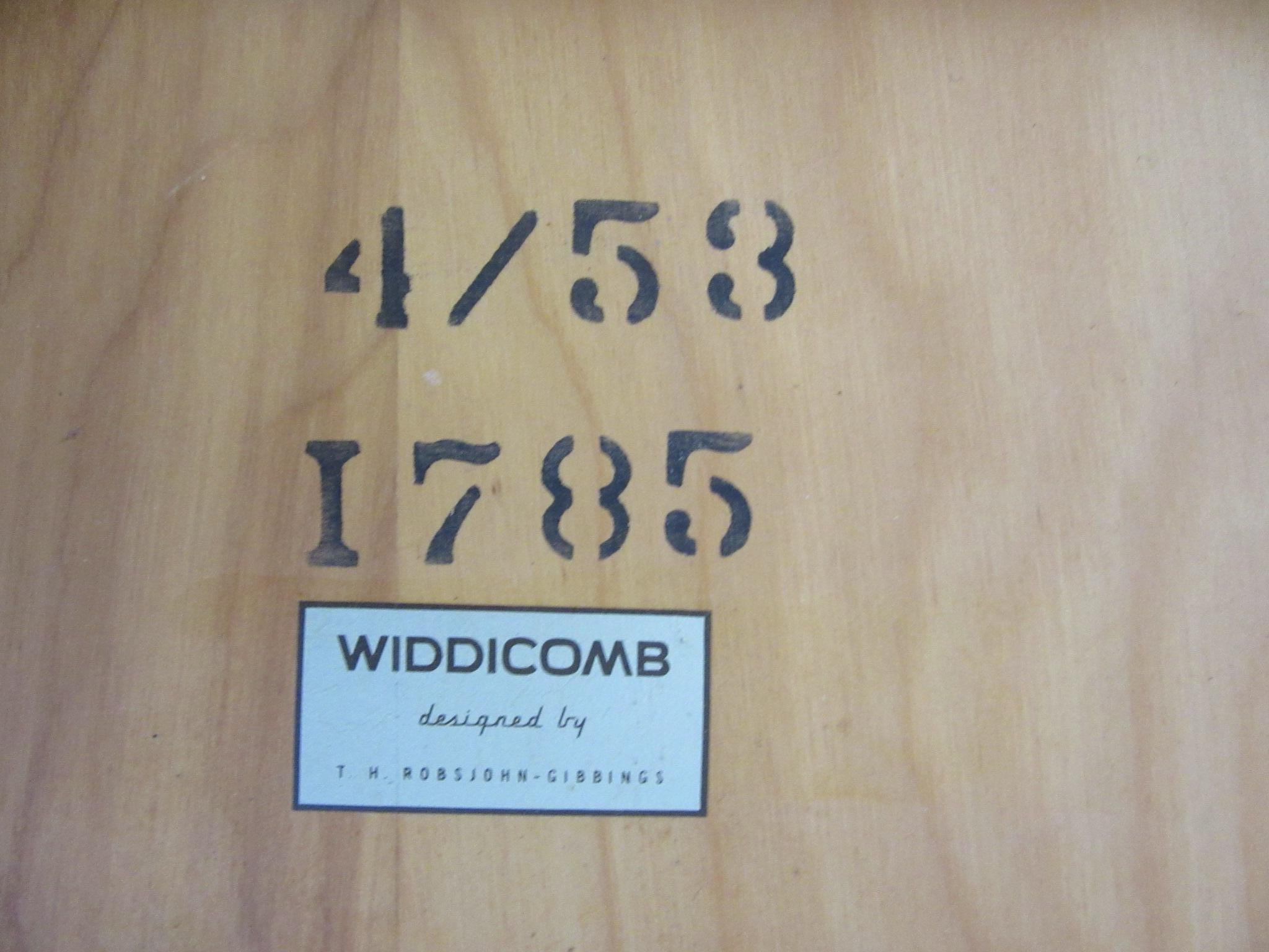 T.H. RobsJohn, Gibbings Walnut Dining Table for Widdicomb For Sale 2