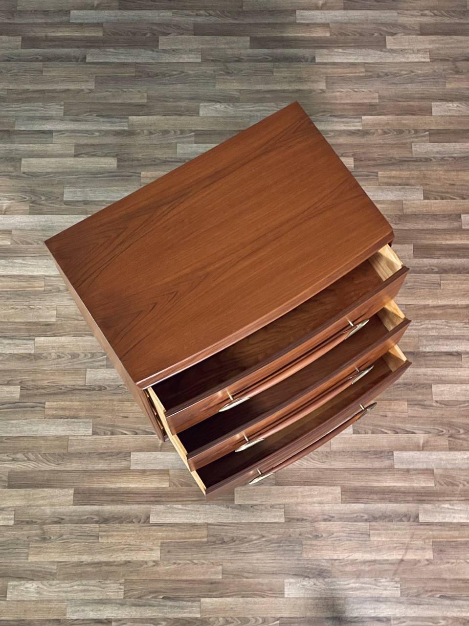 Americano T.H. Comò in noce Robsjohn Gibbings per Widdicomb in vendita