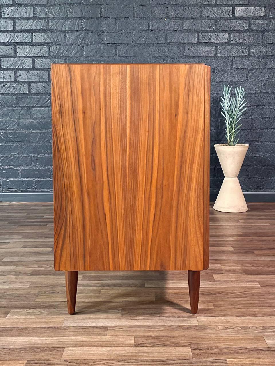 Metà XX secolo T.H. Comò in noce Robsjohn Gibbings per Widdicomb in vendita