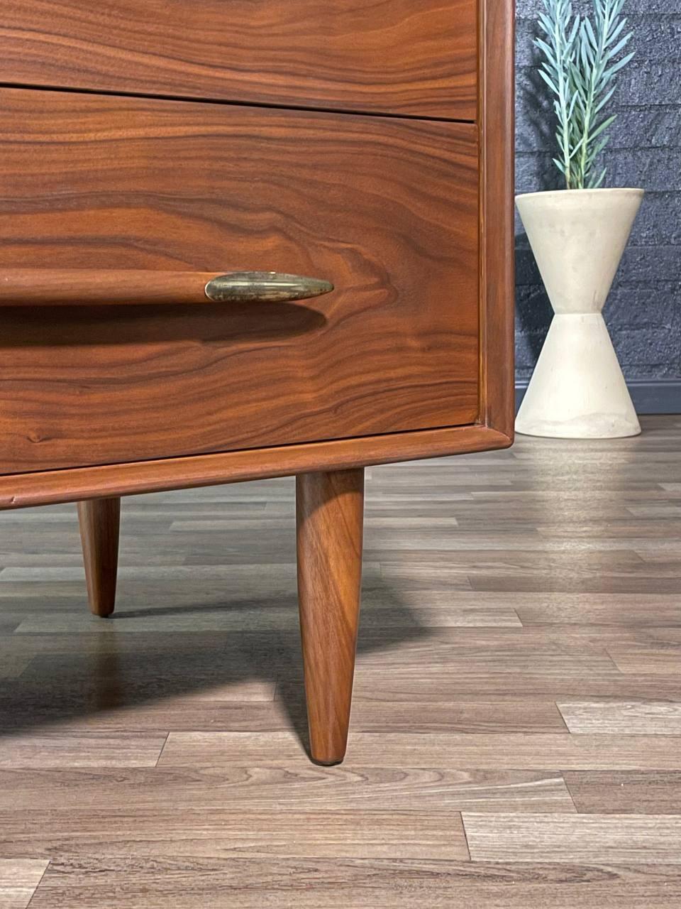 Ottone T.H. Comò in noce Robsjohn Gibbings per Widdicomb in vendita