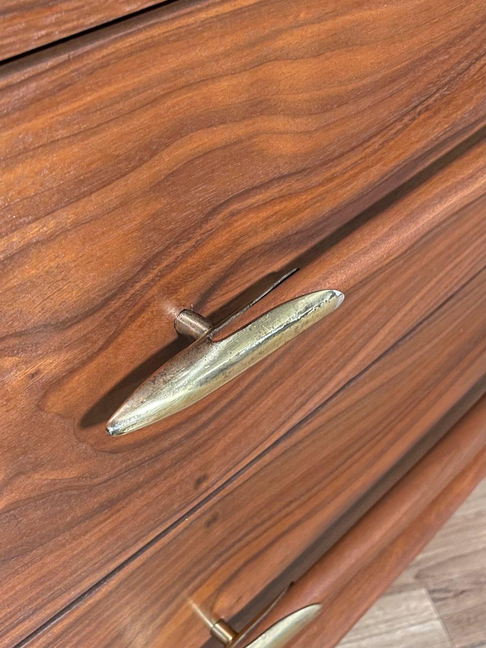 T.H. Comò in noce Robsjohn Gibbings per Widdicomb in vendita 1