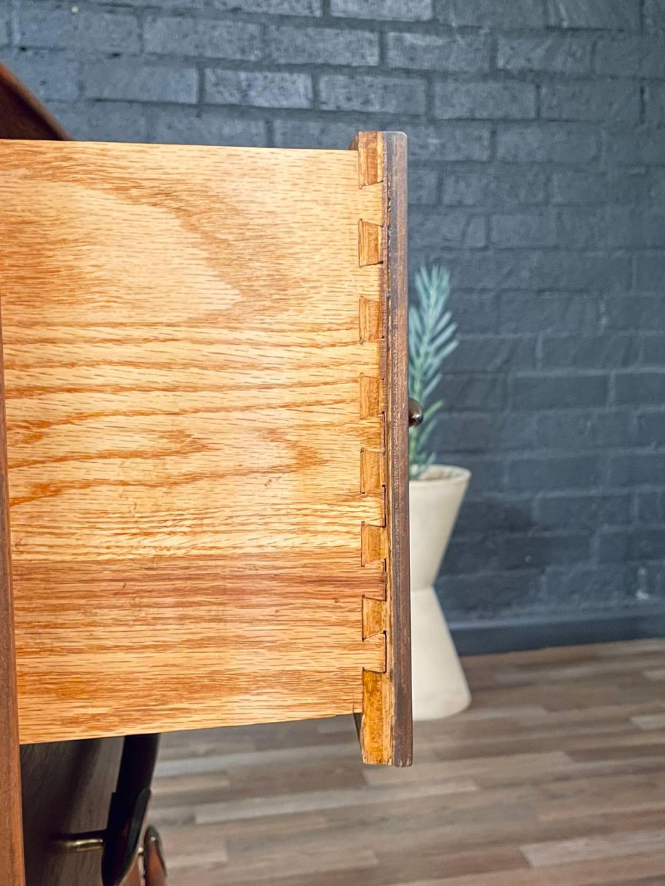 T.H. Comò in noce Robsjohn Gibbings per Widdicomb in vendita 2