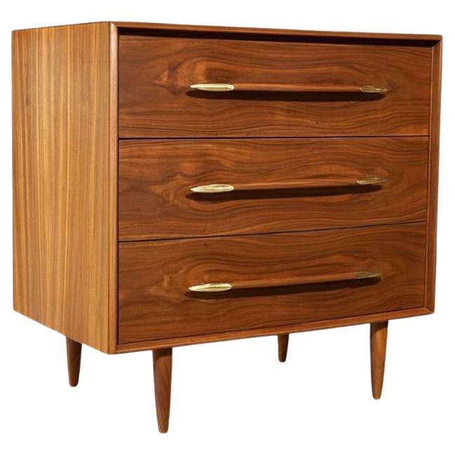 T.H. Comò in noce Robsjohn Gibbings per Widdicomb in vendita