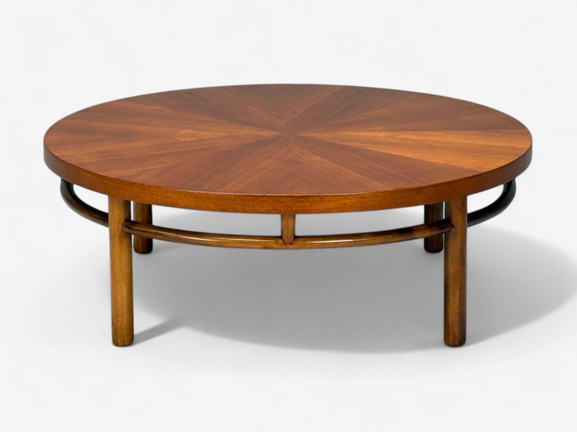 T.H. Robsjohn-Gibbings, table basse ronde en noyer, modernité américaine du milieu du siècle, États-Unis, années 1960

Table basse ronde en noyer entièrement restauré, conçue par AT&T. Robsjohn-Gibbings pour Widdicomb aux États-Unis vers les années