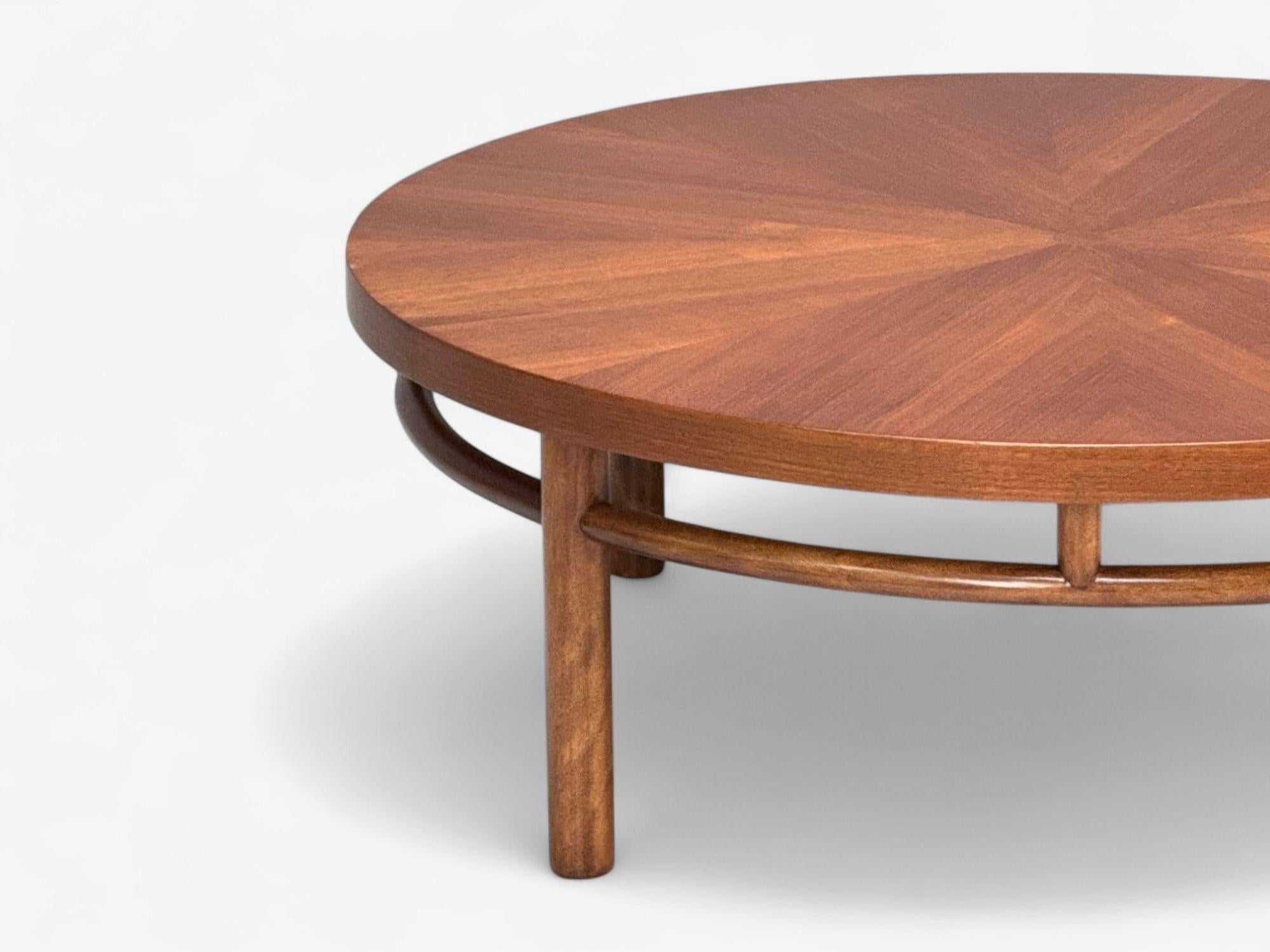 Mid-Century Modern T.H. Robsjohn-Gibbings, table basse ronde en noyer, États-Unis, années 1960 en vente