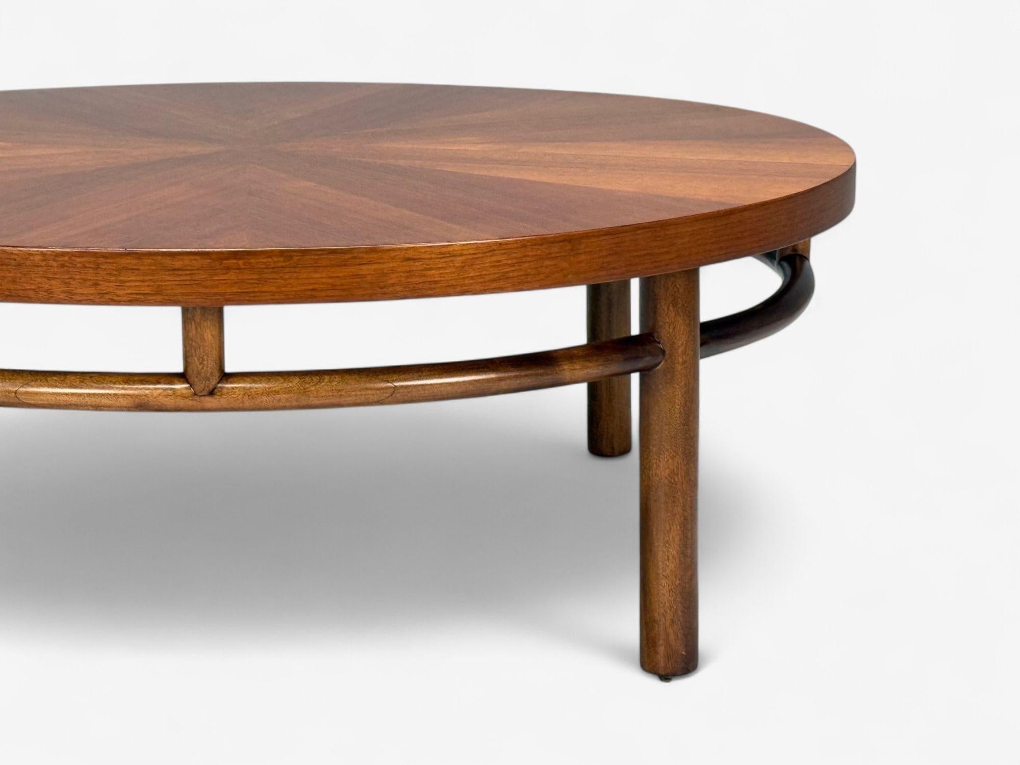 T.H. Robsjohn-Gibbings, table basse ronde en noyer, États-Unis, années 1960 Bon état - En vente à Manhasset, NY