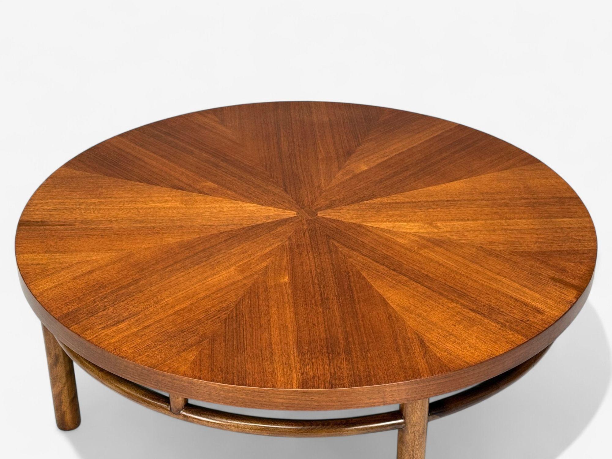 Milieu du XXe siècle T.H. Robsjohn-Gibbings, table basse ronde en noyer, États-Unis, années 1960 en vente